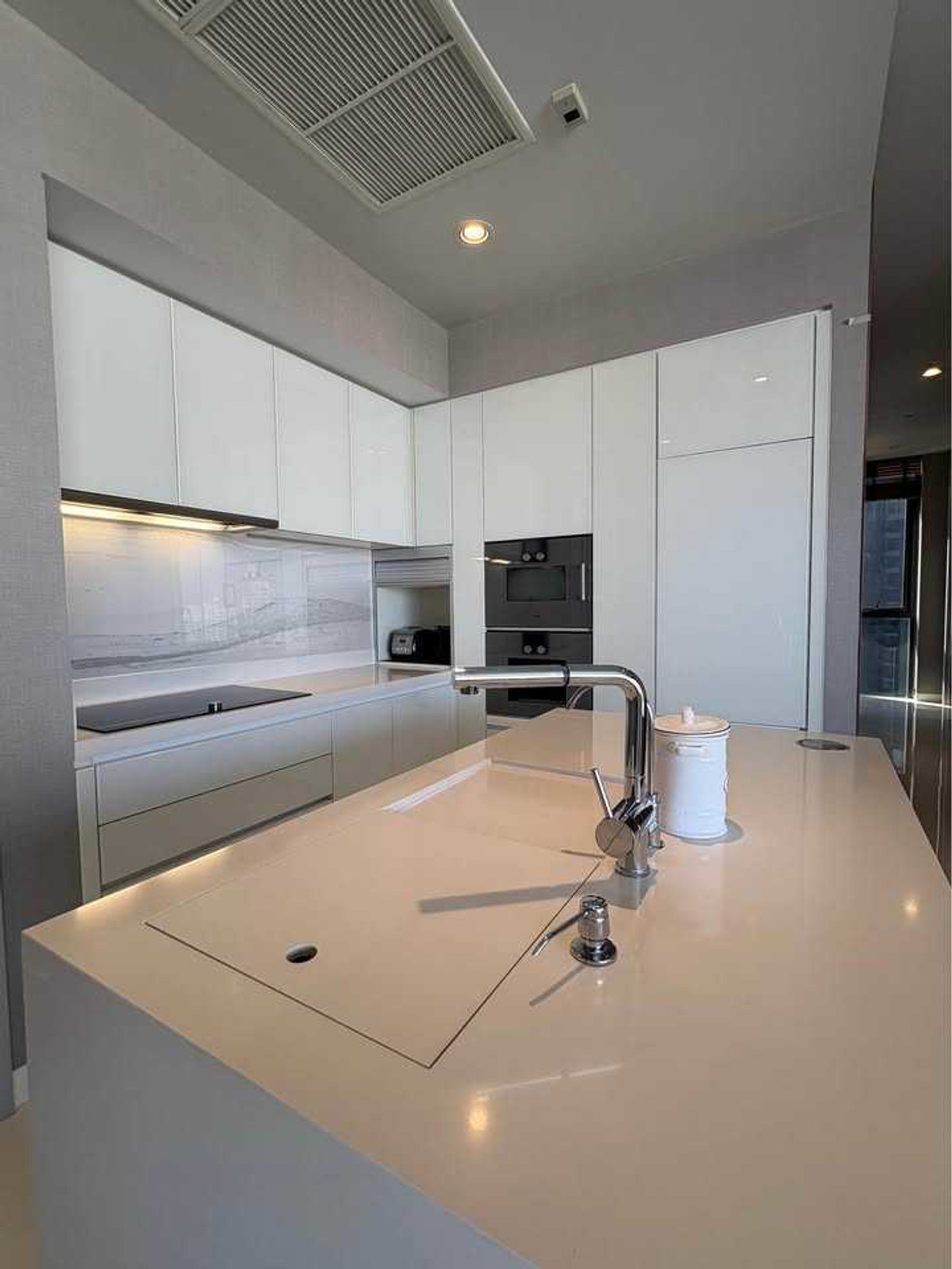 CondoSukhumvit, Asoke, Thonglor : Luxury condo at Vittorio Sukhumvit 39, convenient travel, close to BTS, shuttle available, beautifully decorated room, fully furnished, ready to move in!!