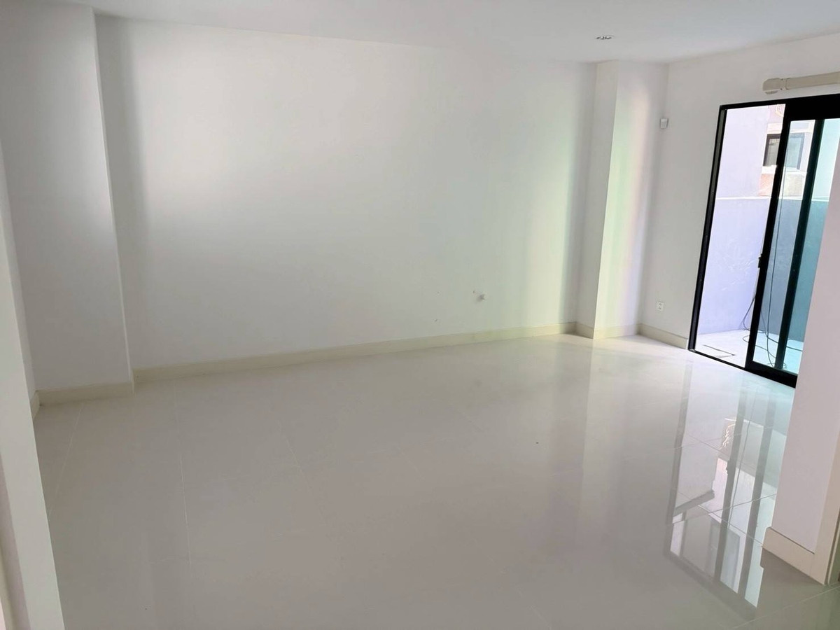 ขายทาวน์โฮมเลียบทางด่วนรามอินทรา : 🏛️🏛️ขายบ้าน Nirvana Define Ekkamai-Ramintra ขนาด 203 Sq.m 3 bed 4 bath พิเศษเพียง 9.9 ล้านเท่านั้น !! ติดต่อ 086-795-9997 (จิมมี่)