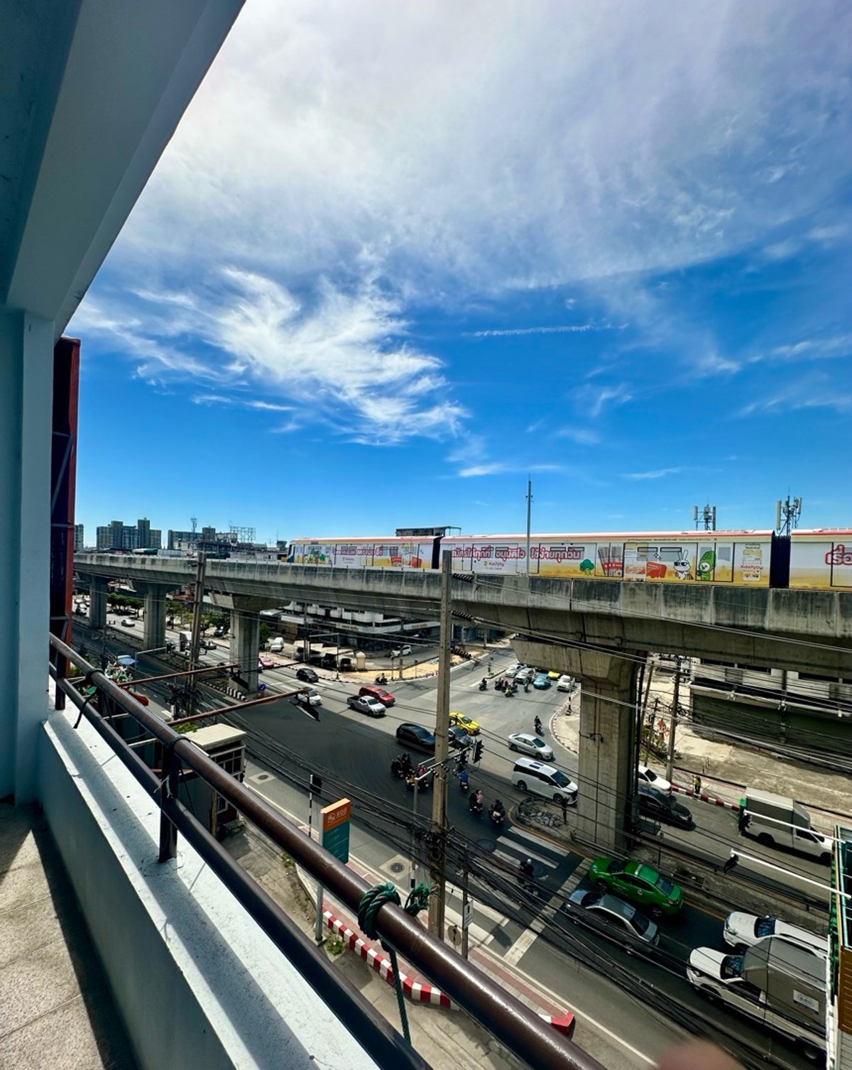 For RentShop HouseSamut Prakan,Samrong : 6-story commercial building with private parking for 5 cars!!