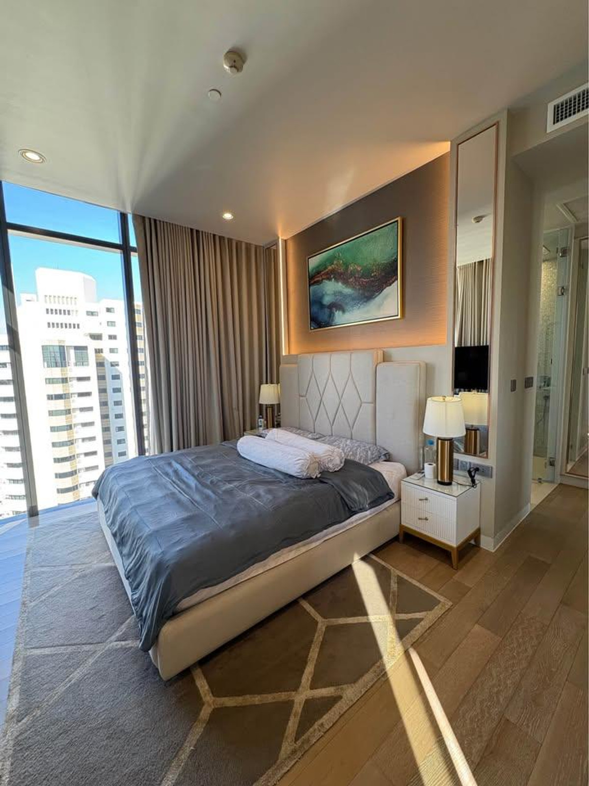 CondoSukhumvit, Asoke, Thonglor : Luxury condo at Vittorio Sukhumvit 39, convenient travel, close to BTS, shuttle available, beautifully decorated room, fully furnished, ready to move in!!