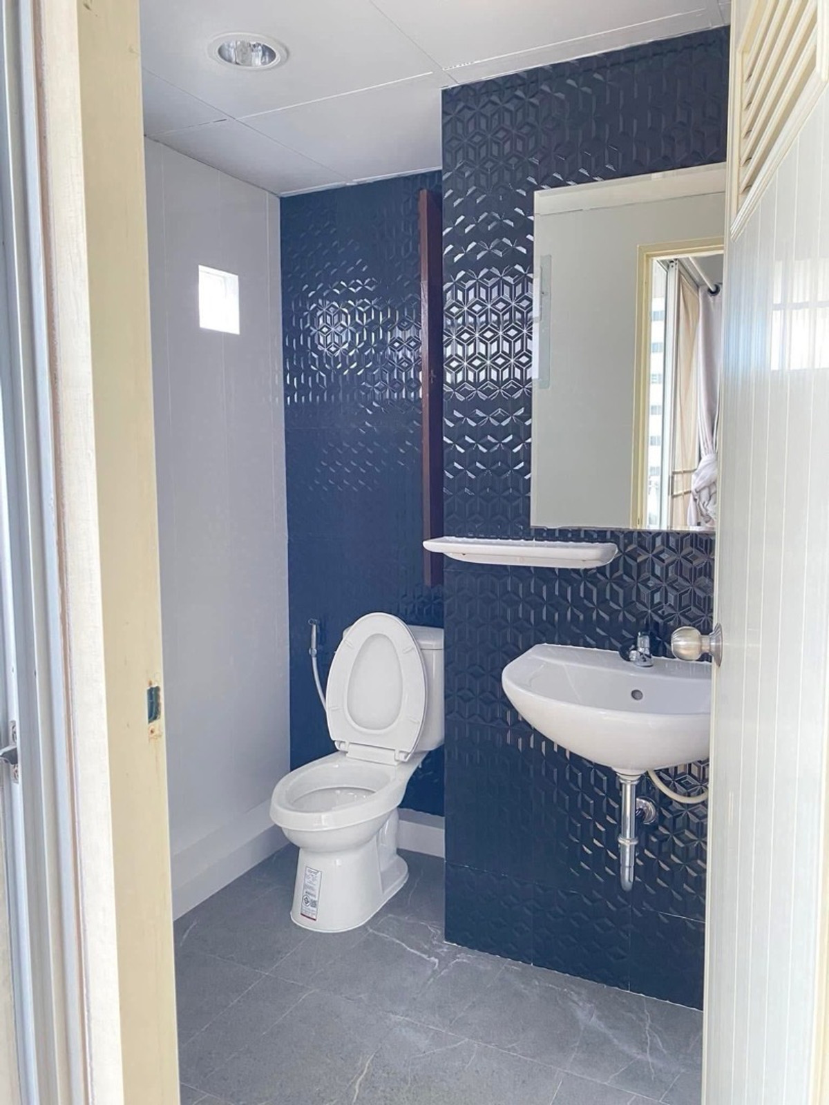 ให้เช่าปิ่นเกล้า จรัญสนิทวงศ์ : อพาร์ทเมนท์ให้เช่า ปิ่นเกล้า ริมถนนใหญ่ The CW place ที่จอดรถขนาดใหญ่