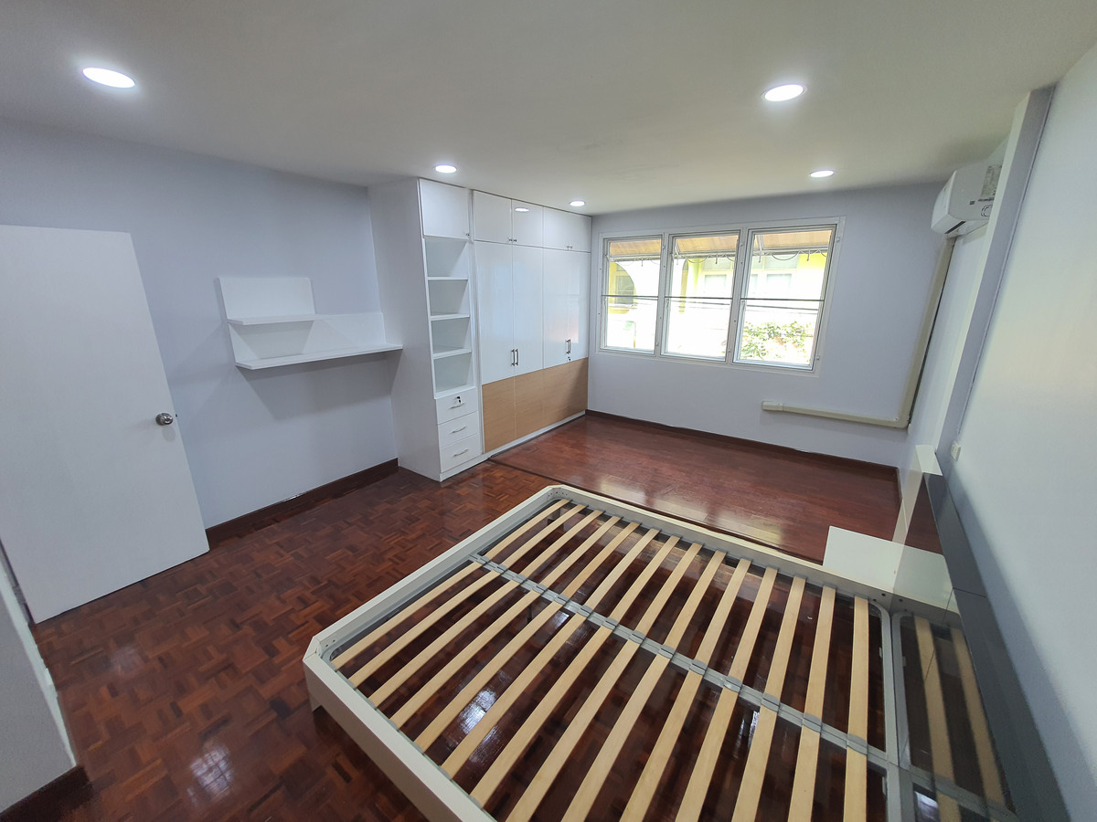 ขายทาวน์โฮมปิ่นเกล้า จรัญสนิทวงศ์ : ทาวน์เฮาส์ 3 ชั้น รีโนเวทใหม่ทั้งหลัง จรัญฯ 65 อยู่สบายเหมือนบ้านเดี่ยว จอดรถได้ 2 คัน ใกล้รถไฟฟ้าสิรินธร แค่ 800 ม. ของแบบนี้…หายากจริง