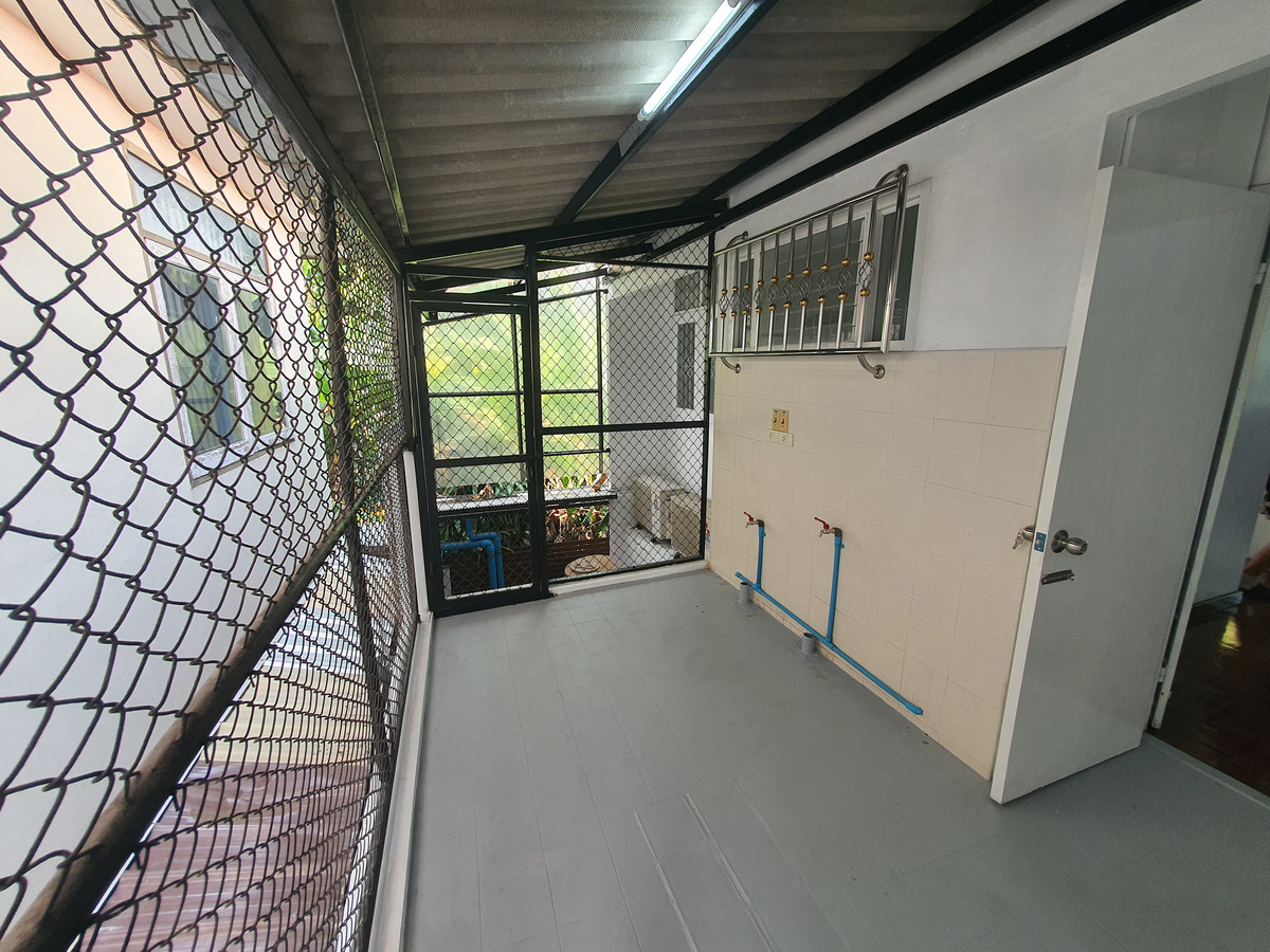 ขายทาวน์โฮมปิ่นเกล้า จรัญสนิทวงศ์ : ทาวน์เฮาส์ 3 ชั้น รีโนเวทใหม่ทั้งหลัง จรัญฯ 65 อยู่สบายเหมือนบ้านเดี่ยว จอดรถได้ 2 คัน ใกล้รถไฟฟ้าสิรินธร แค่ 800 ม. ของแบบนี้…หายากจริง