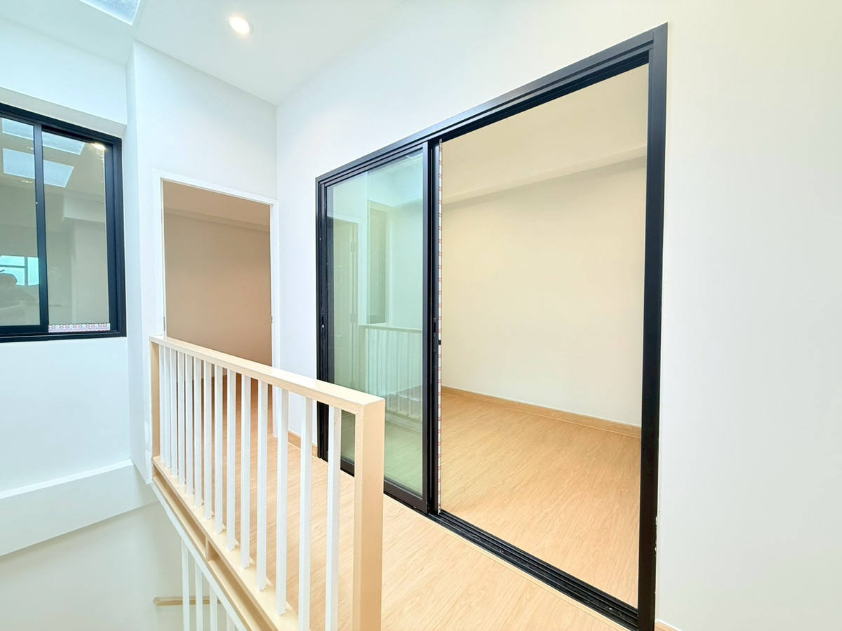 For SaleTownhomeBang kae, Phetkasem : Newly decorated townhouse, Phetkasem 62/4, near MRT Bang Khae, near Bang Khae Market.