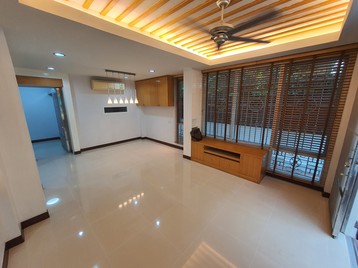 ขายทาวน์โฮมปิ่นเกล้า จรัญสนิทวงศ์ : ทาวน์เฮาส์ 3 ชั้น รีโนเวทใหม่ทั้งหลัง จรัญฯ 65 อยู่สบายเหมือนบ้านเดี่ยว จอดรถได้ 2 คัน ใกล้รถไฟฟ้าสิรินธร แค่ 800 ม. ของแบบนี้…หายากจริง