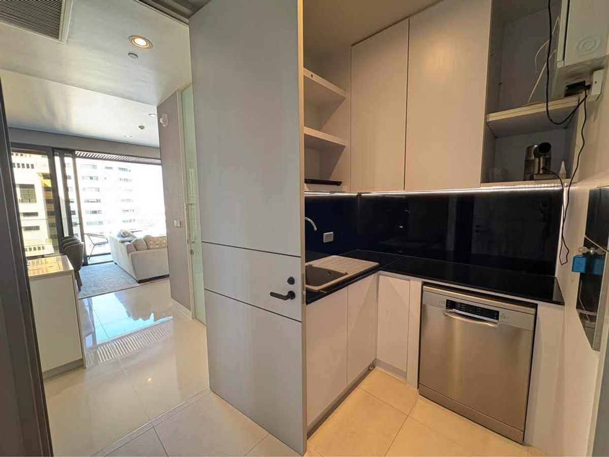 CondoSukhumvit, Asoke, Thonglor : Luxury condo at Vittorio Sukhumvit 39, convenient travel, close to BTS, shuttle available, beautifully decorated room, fully furnished, ready to move in!!