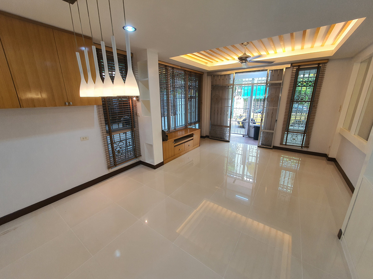 ขายทาวน์โฮมปิ่นเกล้า จรัญสนิทวงศ์ : ทาวน์เฮาส์ 3 ชั้น รีโนเวทใหม่ทั้งหลัง จรัญฯ 65 อยู่สบายเหมือนบ้านเดี่ยว จอดรถได้ 2 คัน ใกล้รถไฟฟ้าสิรินธร แค่ 800 ม. ของแบบนี้…หายากจริง