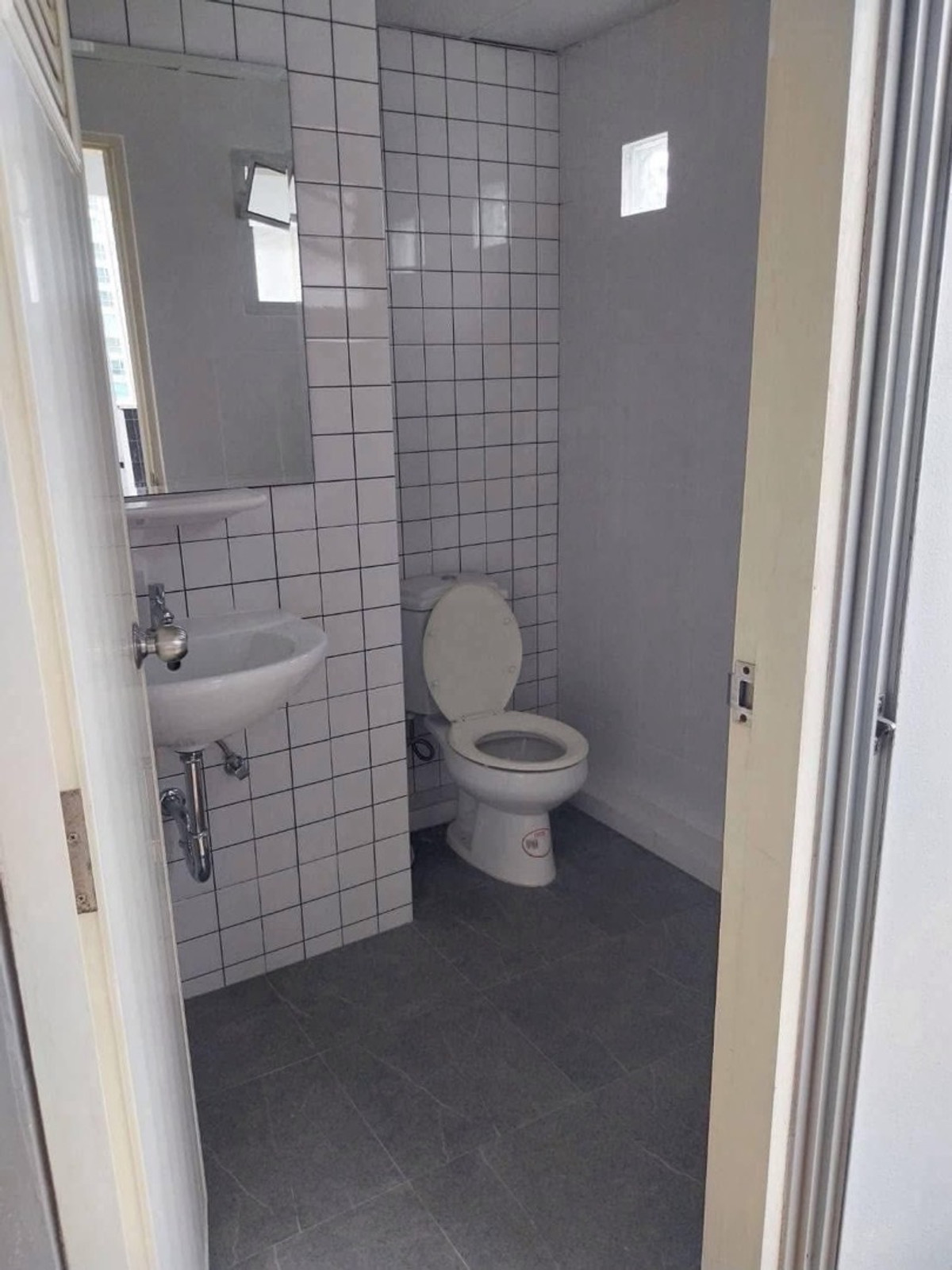 ให้เช่าปิ่นเกล้า จรัญสนิทวงศ์ : อพาร์ทเมนท์ให้เช่า ปิ่นเกล้า ริมถนนใหญ่ The CW place ที่จอดรถขนาดใหญ่