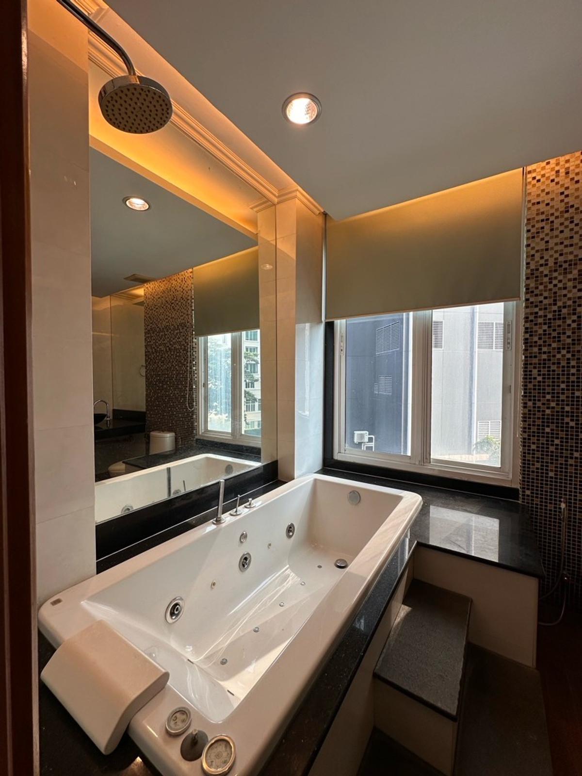 For SaleTownhomeSukhumvit, Asoke, Thonglor : Behind the corner, there is a small door to enter and exit. Add to the kitchen Adjacent to neighbors on one side