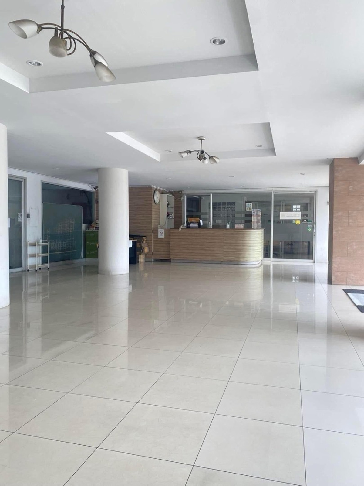 ให้เช่าปิ่นเกล้า จรัญสนิทวงศ์ : อพาร์ทเมนท์ให้เช่า ปิ่นเกล้า ริมถนนใหญ่ The CW place ที่จอดรถขนาดใหญ่