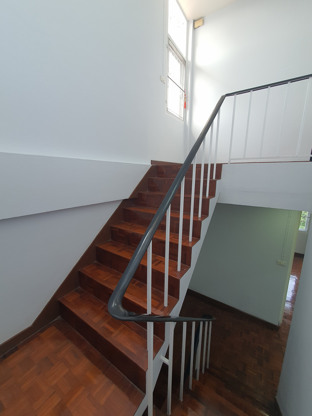 ขายทาวน์โฮมปิ่นเกล้า จรัญสนิทวงศ์ : ทาวน์เฮาส์ 3 ชั้น รีโนเวทใหม่ทั้งหลัง จรัญฯ 65 อยู่สบายเหมือนบ้านเดี่ยว จอดรถได้ 2 คัน ใกล้รถไฟฟ้าสิรินธร แค่ 800 ม. ของแบบนี้…หายากจริง