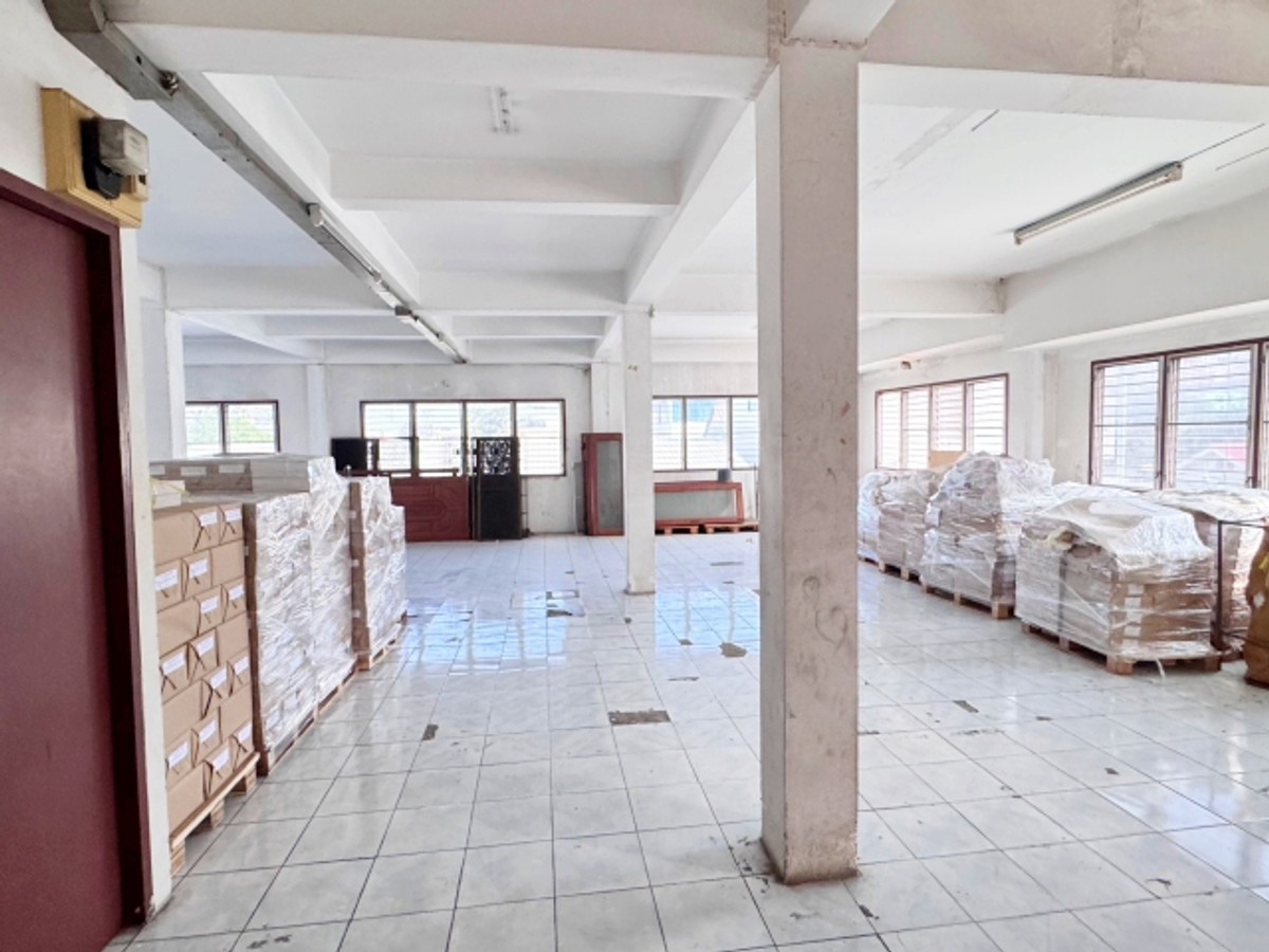 ขายบ้านเลียบทางด่วนรามอินทรา : ขายบ้านเดี่ยว ชั้นเดียว  พร้อม กิจการโรงพิมพ์ และ อาคารพักลูกจ้าง 3 ชั้น แถวเลียบด่วน เอกมัย รามอินทรา ลาดพร้าว 71 ประดิษฐ์มนูธรรม 10 บนเนื้อที่ 300 ตร.วา 