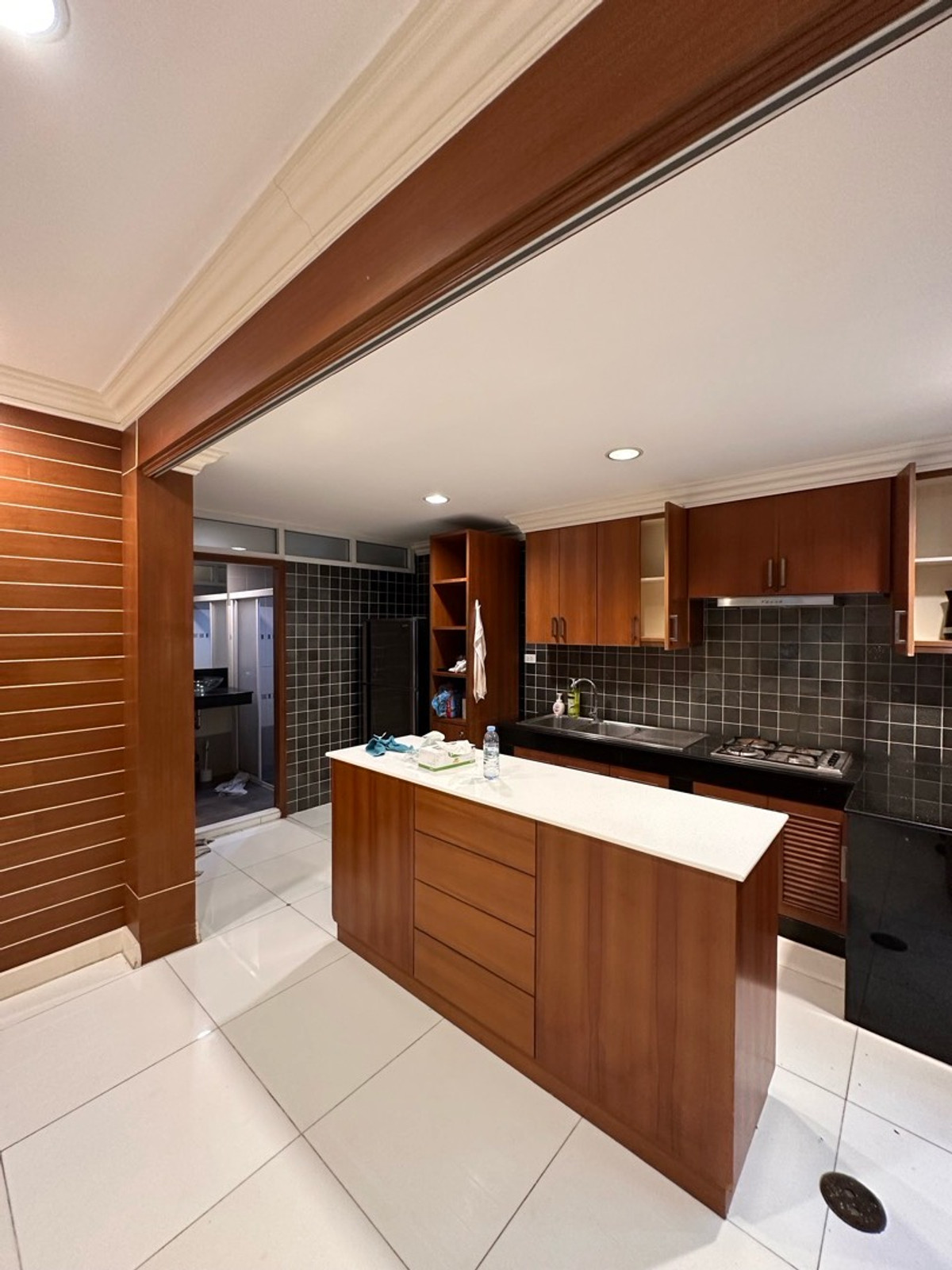 For SaleTownhomeSukhumvit, Asoke, Thonglor : Behind the corner, there is a small door to enter and exit. Add to the kitchen Adjacent to neighbors on one side