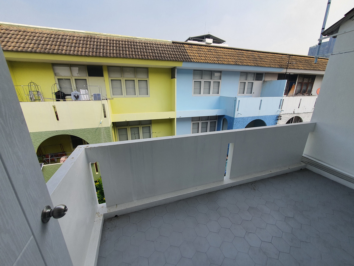 ขายทาวน์โฮมปิ่นเกล้า จรัญสนิทวงศ์ : ทาวน์เฮาส์ 3 ชั้น รีโนเวทใหม่ทั้งหลัง จรัญฯ 65 อยู่สบายเหมือนบ้านเดี่ยว จอดรถได้ 2 คัน ใกล้รถไฟฟ้าสิรินธร แค่ 800 ม. ของแบบนี้…หายากจริง