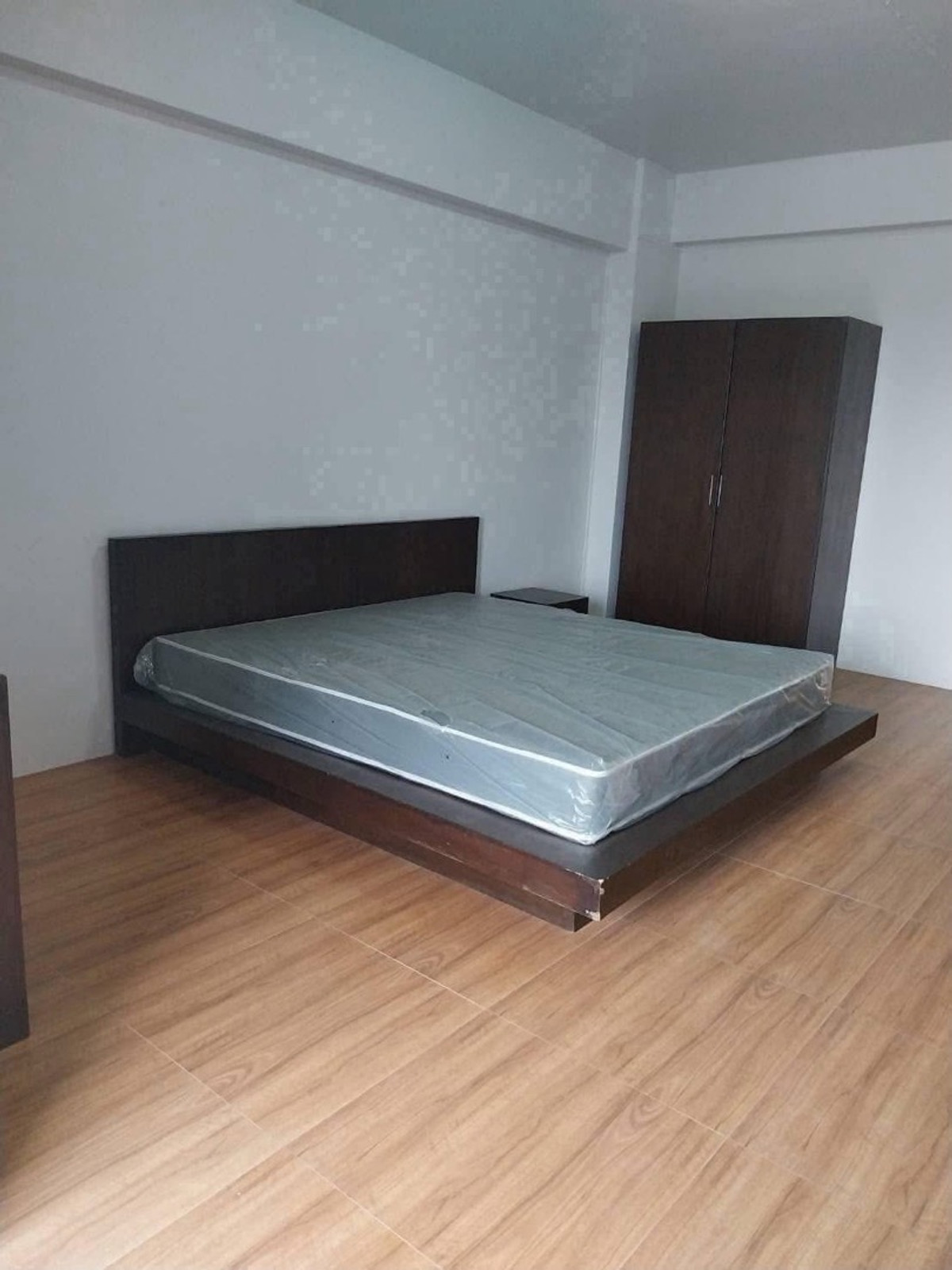 ให้เช่าปิ่นเกล้า จรัญสนิทวงศ์ : อพาร์ทเมนท์ให้เช่า ปิ่นเกล้า ริมถนนใหญ่ The CW place ที่จอดรถขนาดใหญ่