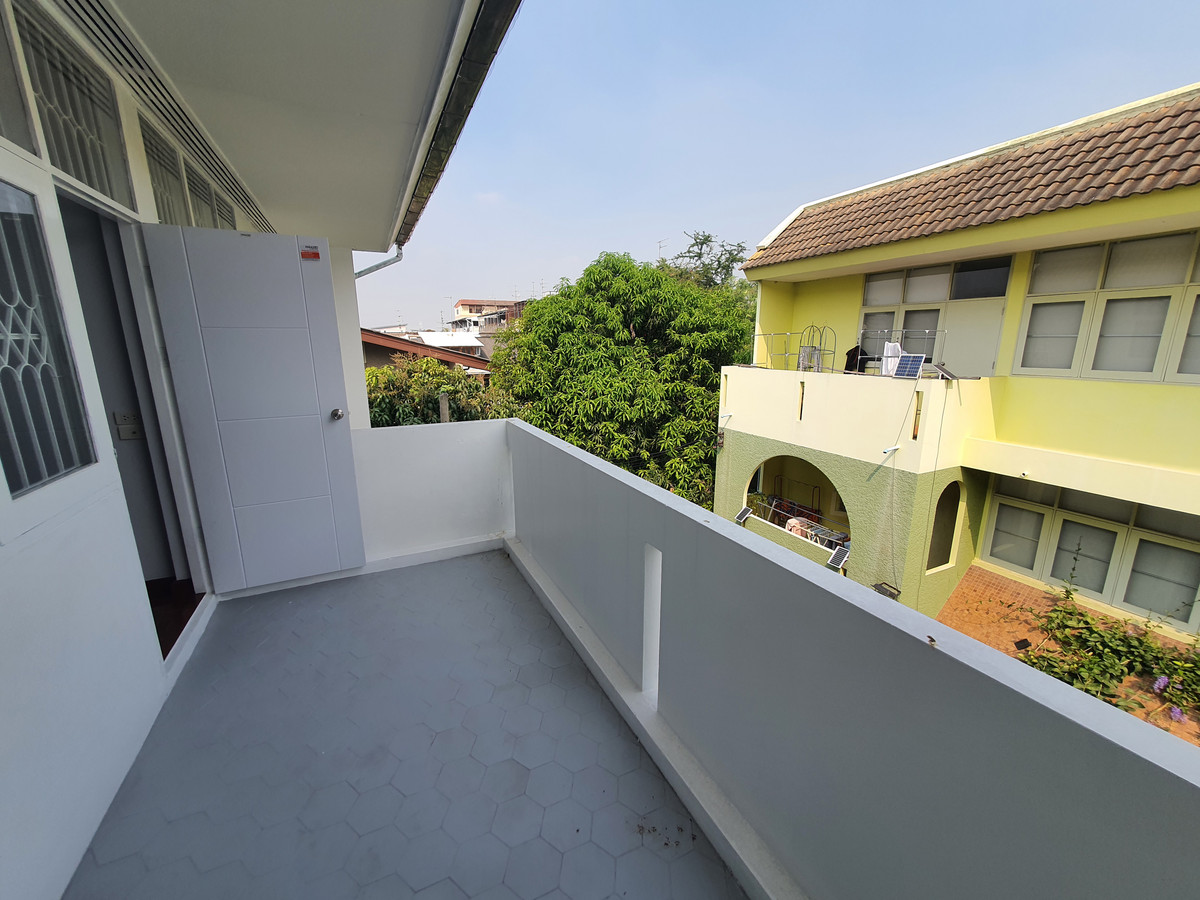 ขายทาวน์โฮมปิ่นเกล้า จรัญสนิทวงศ์ : ทาวน์เฮาส์ 3 ชั้น รีโนเวทใหม่ทั้งหลัง จรัญฯ 65 อยู่สบายเหมือนบ้านเดี่ยว จอดรถได้ 2 คัน ใกล้รถไฟฟ้าสิรินธร แค่ 800 ม. ของแบบนี้…หายากจริง