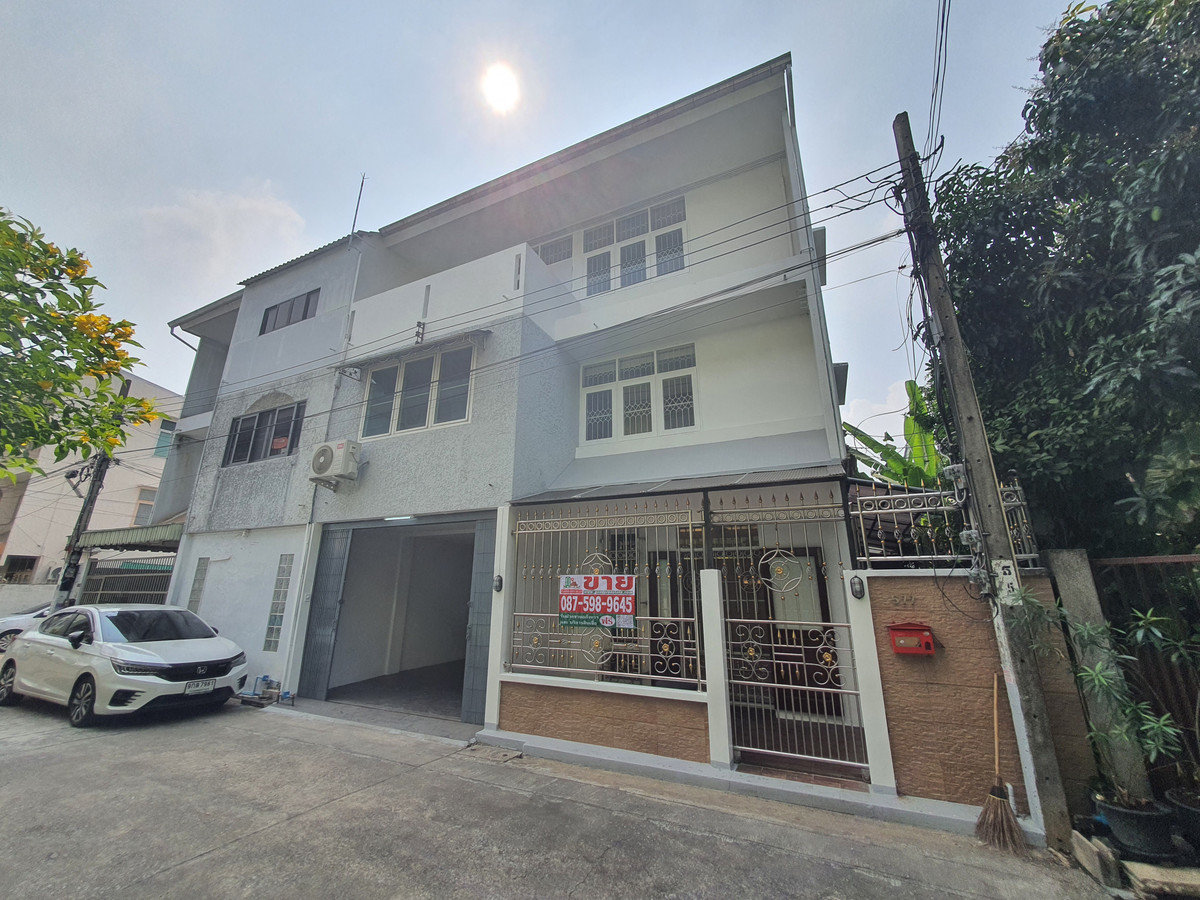 ขายทาวน์โฮมปิ่นเกล้า จรัญสนิทวงศ์ : ทาวน์เฮาส์ 3 ชั้น รีโนเวทใหม่ทั้งหลัง จรัญฯ 65 อยู่สบายเหมือนบ้านเดี่ยว จอดรถได้ 2 คัน ใกล้รถไฟฟ้าสิรินธร แค่ 800 ม. ของแบบนี้…หายากจริง