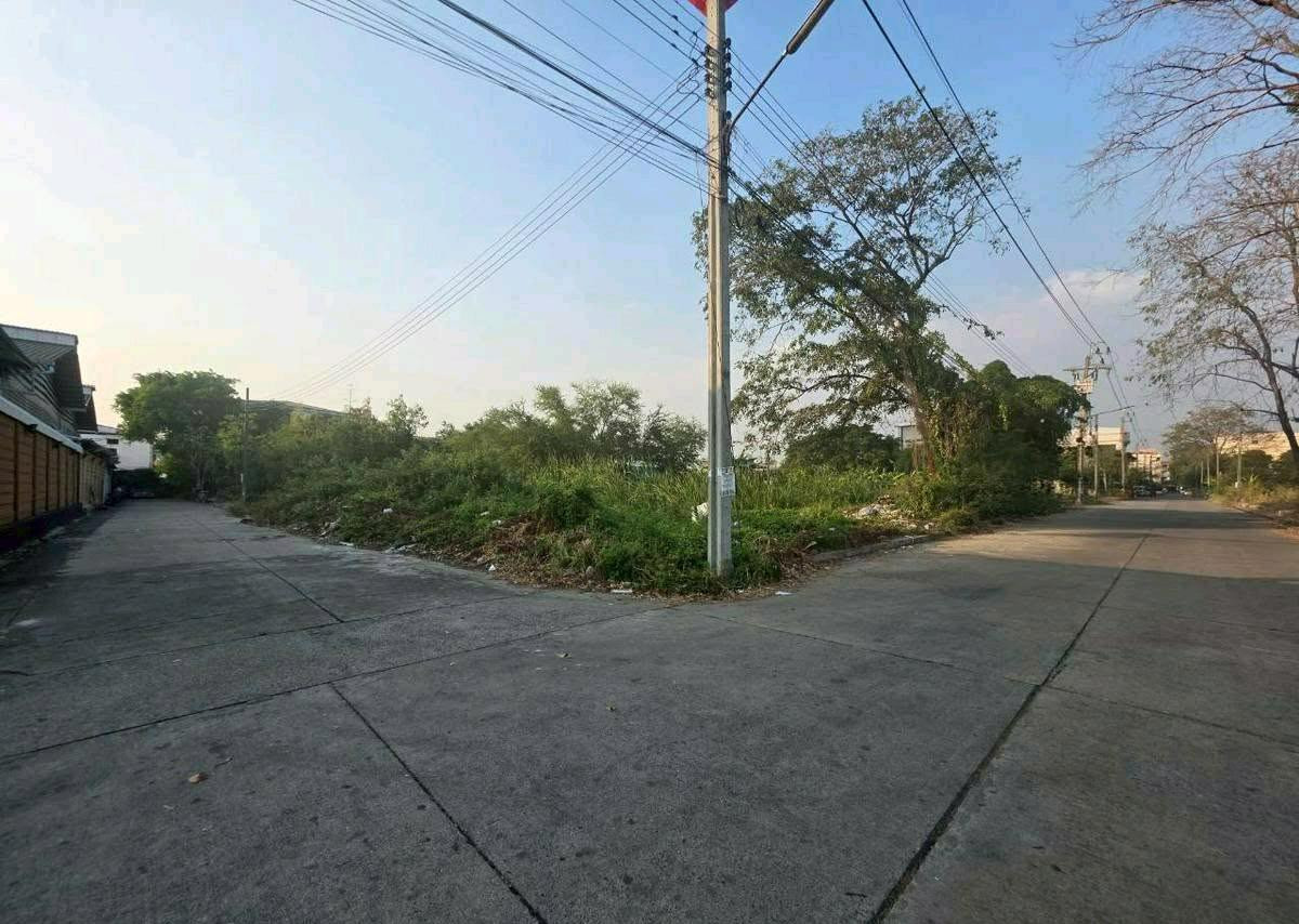 ขายที่ดินสมุทรปราการ สำโรง : 🔥 ขายที่ดินศักยภาพ 398 ตร.วา แปลงมุม ติดถนน 3 ด้าน ห่างถนนเทพารักษ์แค่ 200ม. ใกล้รพ.สินแพทย,์ ใกล้ทางด่วนฯ, ถนนวงแหวน 📞099 415 2664 , 080 369 6366