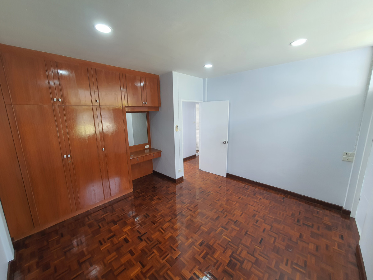 ขายทาวน์โฮมปิ่นเกล้า จรัญสนิทวงศ์ : ทาวน์เฮาส์ 3 ชั้น รีโนเวทใหม่ทั้งหลัง จรัญฯ 65 อยู่สบายเหมือนบ้านเดี่ยว จอดรถได้ 2 คัน ใกล้รถไฟฟ้าสิรินธร แค่ 800 ม. ของแบบนี้…หายากจริง