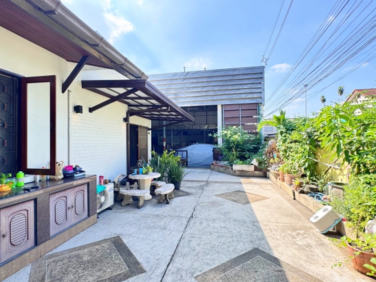 ขายบ้านเลียบทางด่วนรามอินทรา : ขายบ้านเดี่ยว ชั้นเดียว  พร้อม กิจการโรงพิมพ์ และ อาคารพักลูกจ้าง 3 ชั้น แถวเลียบด่วน เอกมัย รามอินทรา ลาดพร้าว 71 ประดิษฐ์มนูธรรม 10 บนเนื้อที่ 300 ตร.วา 