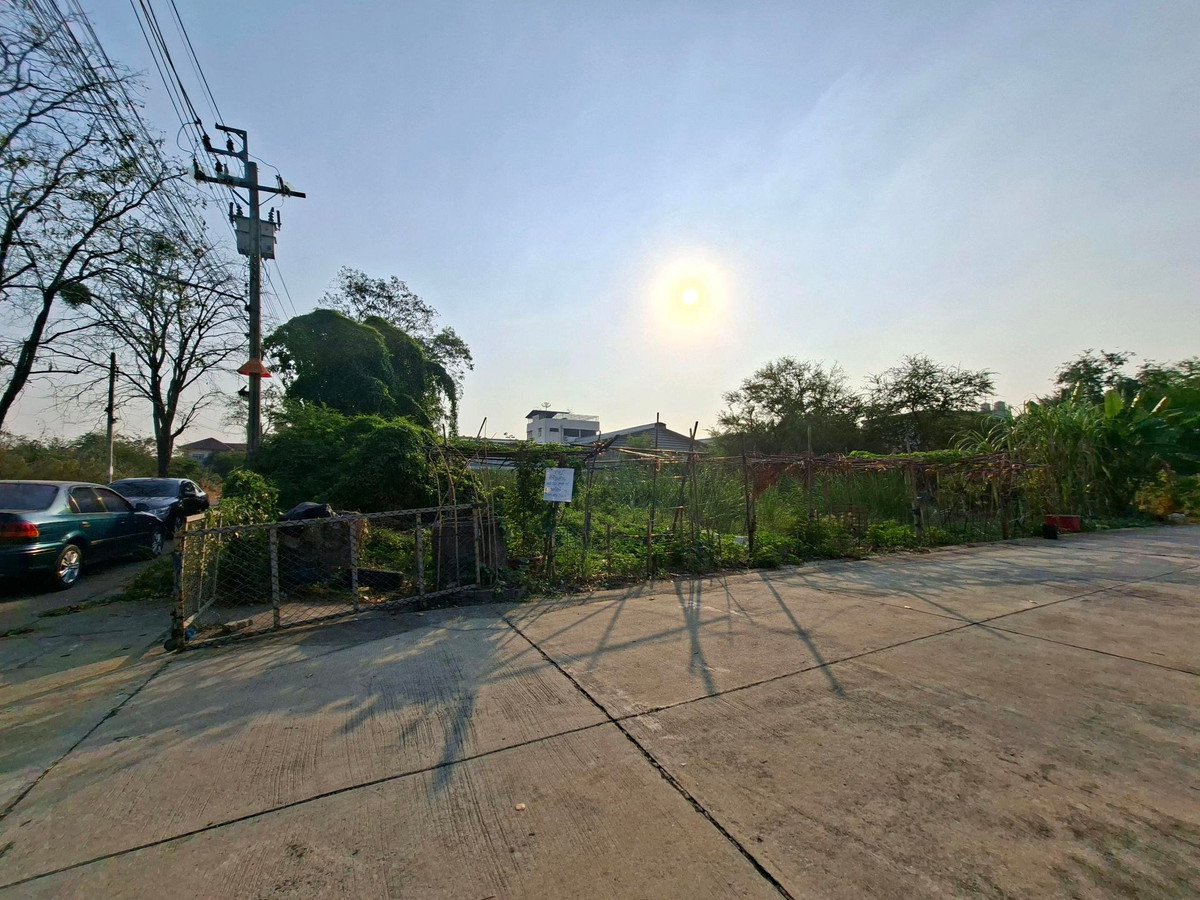 For SaleLandSamut Prakan,Samrong : ⛳️Prime Corner Land for Sale |Land area 398 sq.wah, A rare corner plot with 3 road frontages
📍Thepharak Road, Samut Prakan. For more info 📞099-415-2664 , 080-369-6366 
