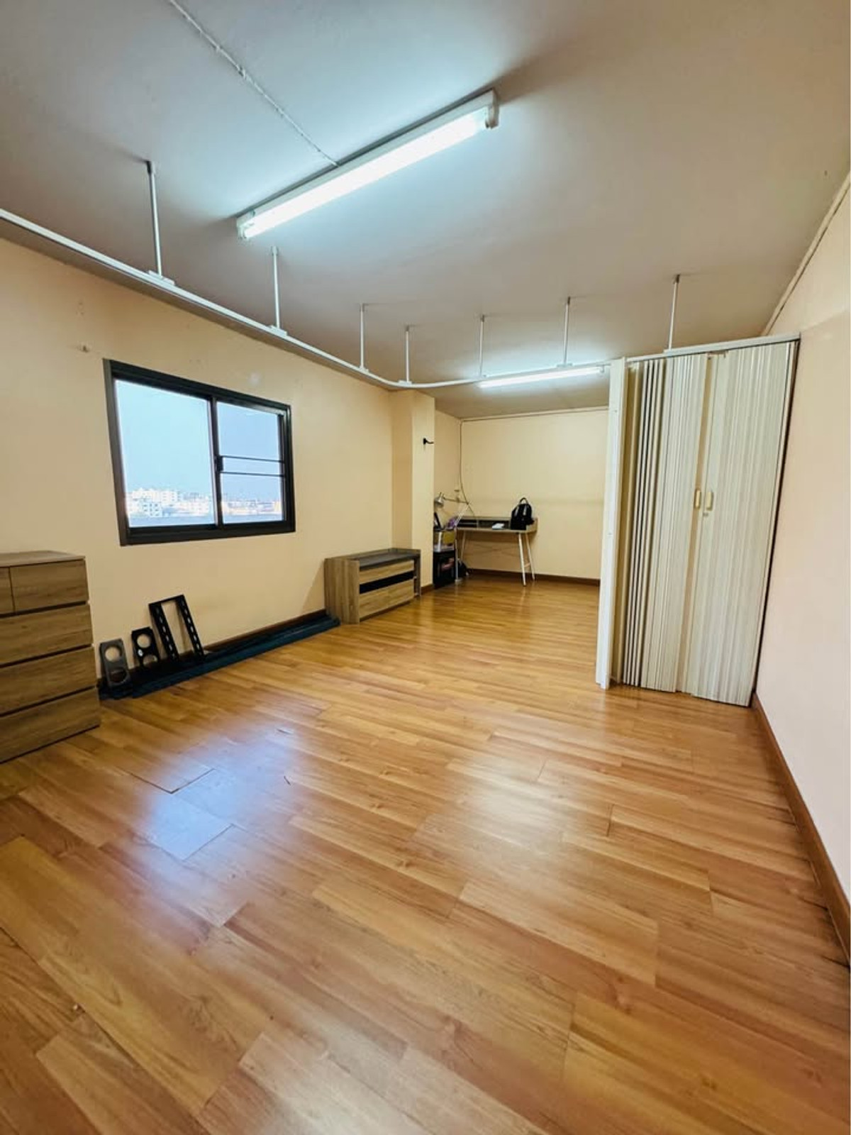 For SaleCondoRatchadapisek, Huaikwang, Suttisan : Urgent sale, less than a million, corner room 38 sq m., location near the BTS, Baan Phraya Phirom - Ratchada project (AM2144)