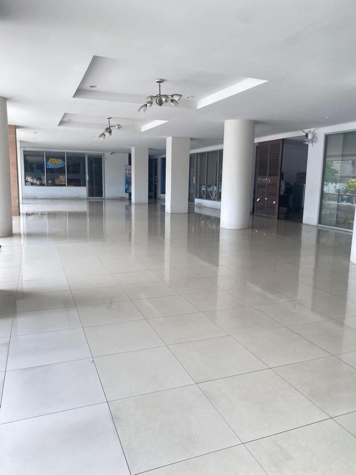 ให้เช่าปิ่นเกล้า จรัญสนิทวงศ์ : อพาร์ทเมนท์ให้เช่า ปิ่นเกล้า ริมถนนใหญ่ The CW place ที่จอดรถขนาดใหญ่