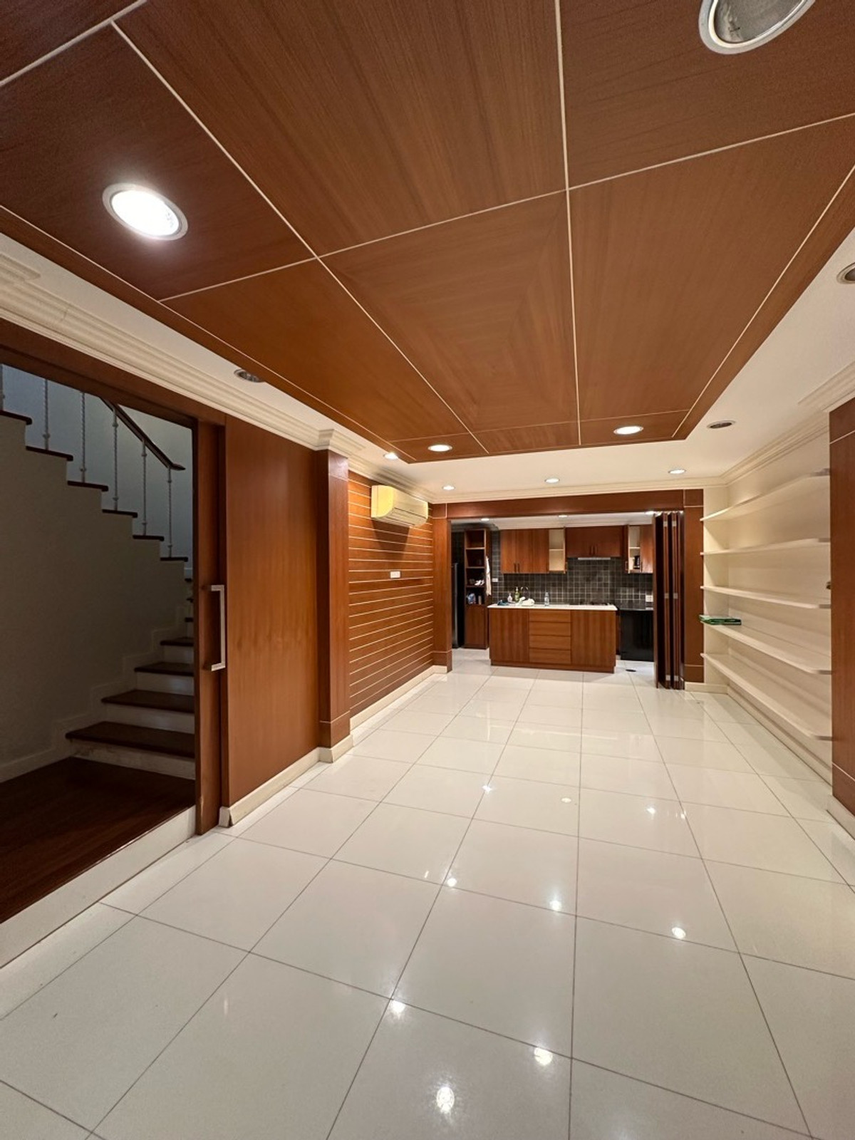 For SaleTownhomeSukhumvit, Asoke, Thonglor : Behind the corner, there is a small door to enter and exit. Add to the kitchen Adjacent to neighbors on one side