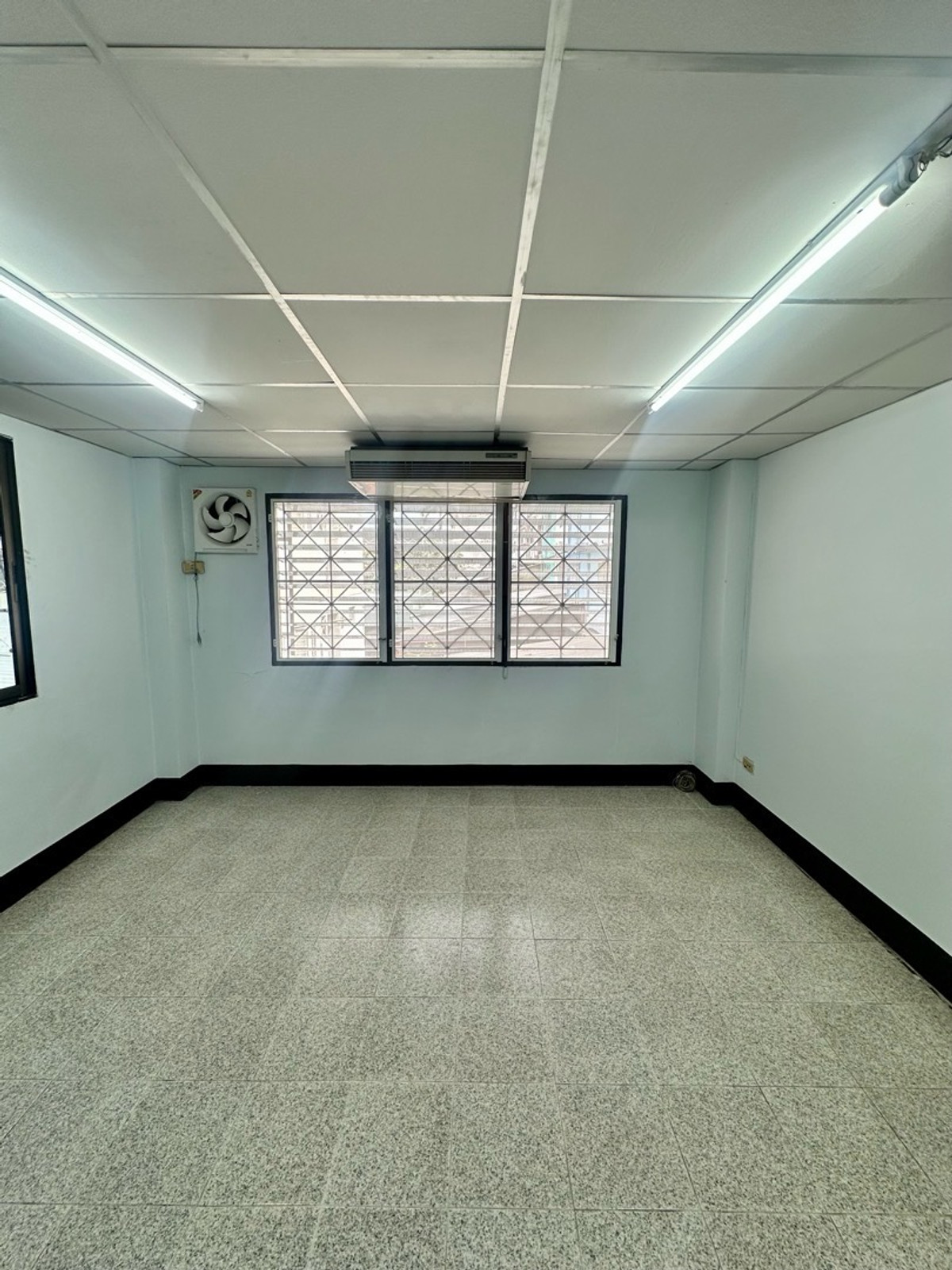 For RentShop HouseSamut Prakan,Samrong : 6-story commercial building with private parking for 5 cars!!