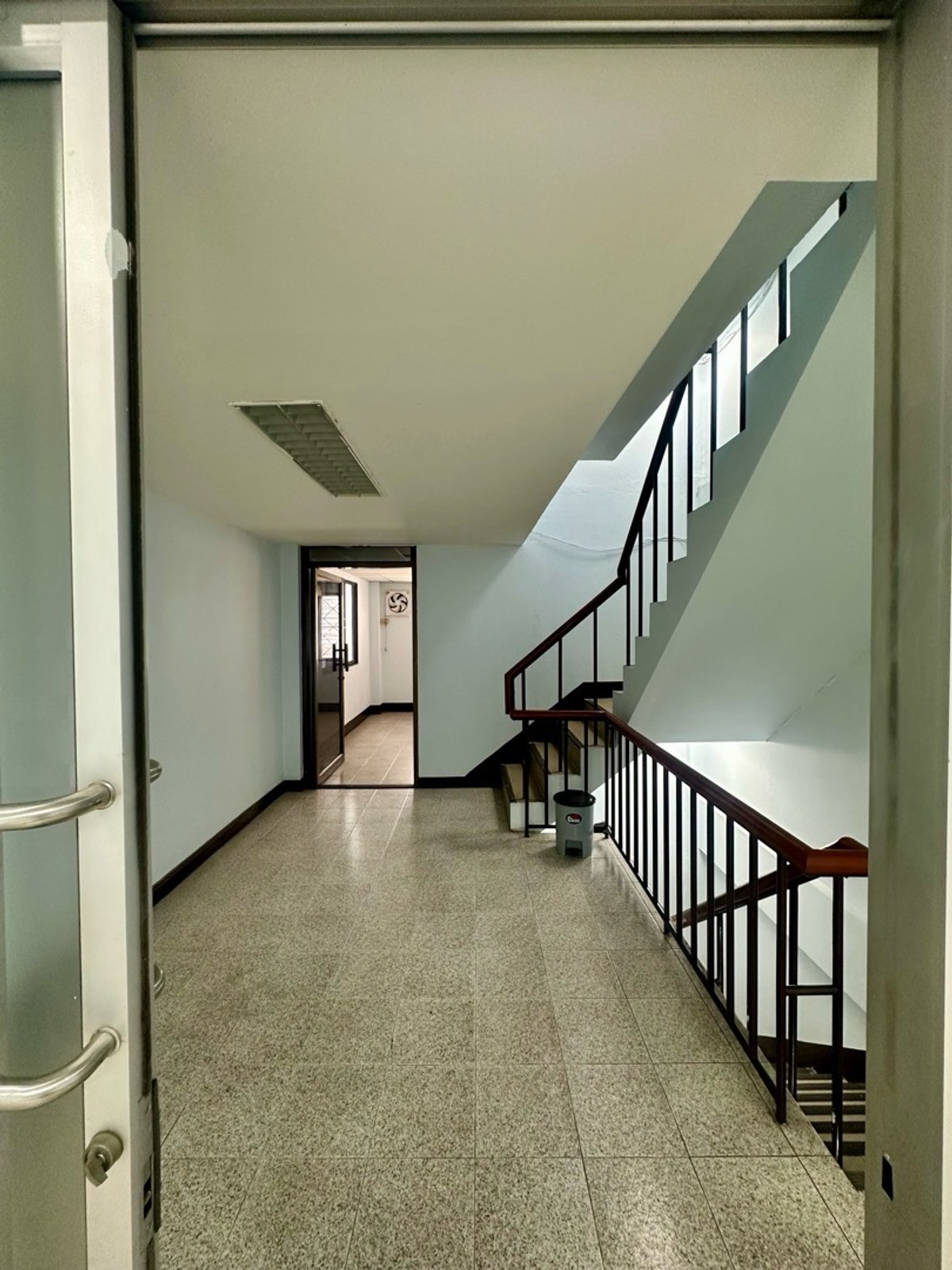 For RentShop HouseSamut Prakan,Samrong : 6-story commercial building with private parking for 5 cars!!