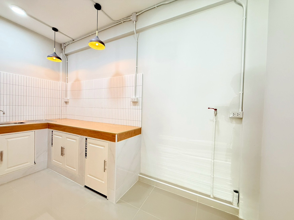 For SaleTownhomeBang kae, Phetkasem : Newly decorated townhouse, Phetkasem 62/4, near MRT Bang Khae, near Bang Khae Market.