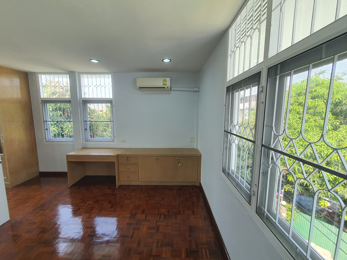 ขายทาวน์โฮมปิ่นเกล้า จรัญสนิทวงศ์ : ทาวน์เฮาส์ 3 ชั้น รีโนเวทใหม่ทั้งหลัง จรัญฯ 65 อยู่สบายเหมือนบ้านเดี่ยว จอดรถได้ 2 คัน ใกล้รถไฟฟ้าสิรินธร แค่ 800 ม. ของแบบนี้…หายากจริง