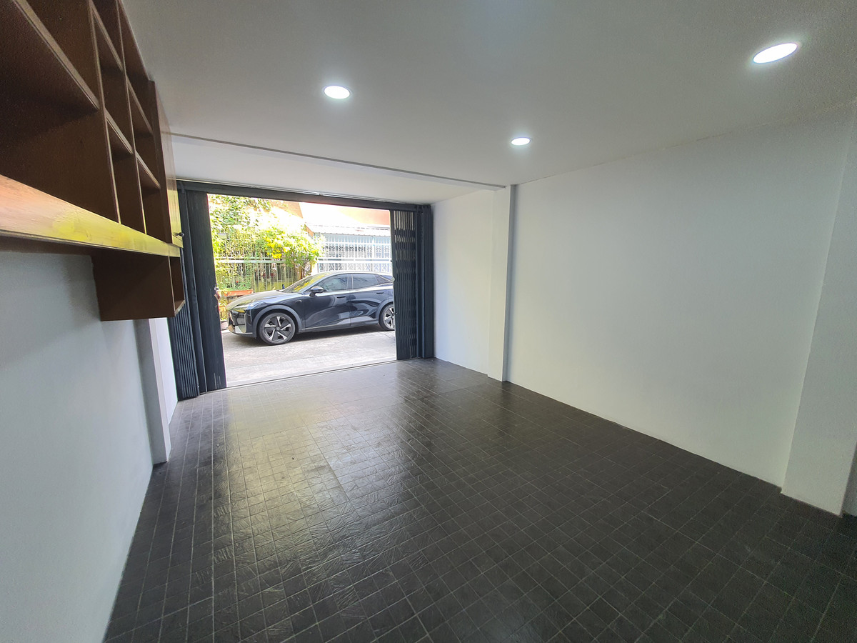 ขายทาวน์โฮมปิ่นเกล้า จรัญสนิทวงศ์ : ทาวน์เฮาส์ 3 ชั้น รีโนเวทใหม่ทั้งหลัง จรัญฯ 65 อยู่สบายเหมือนบ้านเดี่ยว จอดรถได้ 2 คัน ใกล้รถไฟฟ้าสิรินธร แค่ 800 ม. ของแบบนี้…หายากจริง