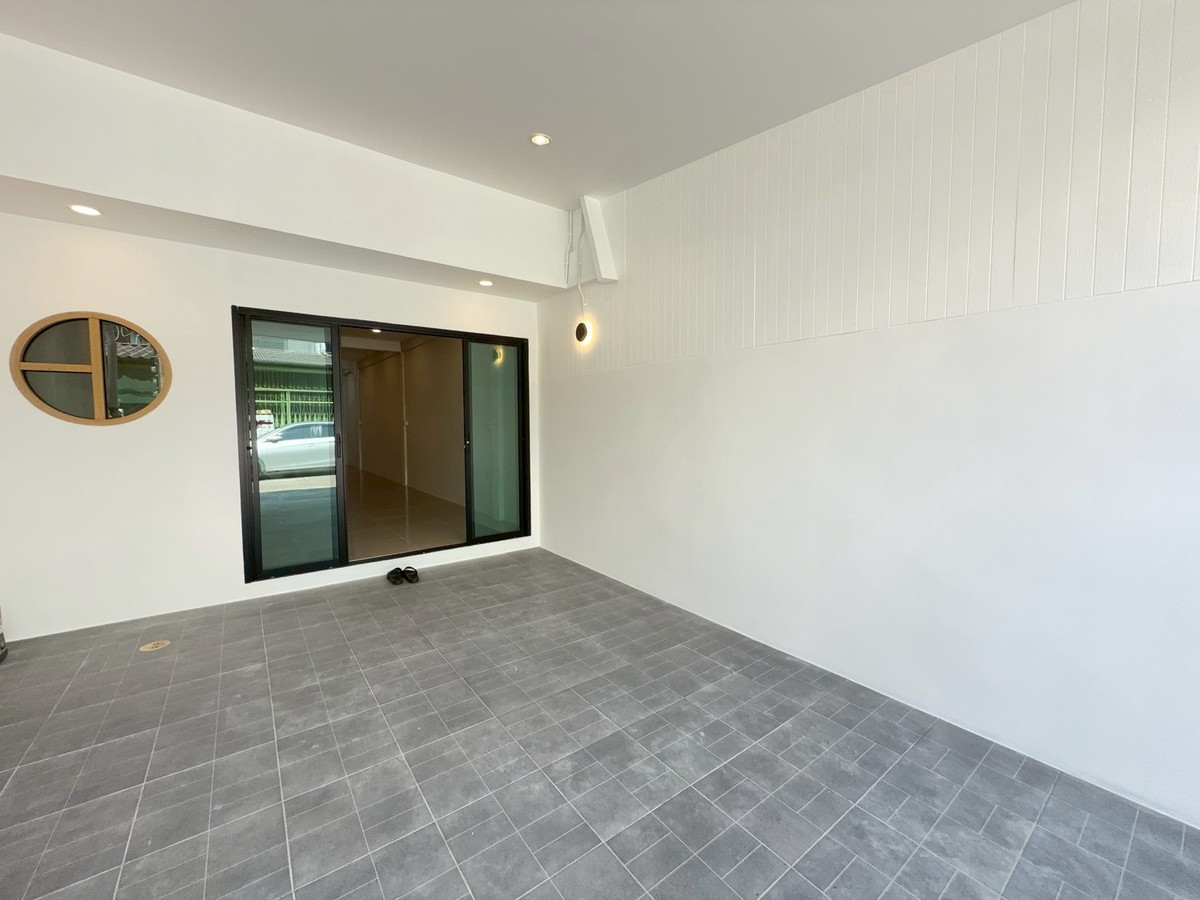 For SaleTownhomeBang kae, Phetkasem : Newly decorated townhouse, Phetkasem 62/4, near MRT Bang Khae, near Bang Khae Market.