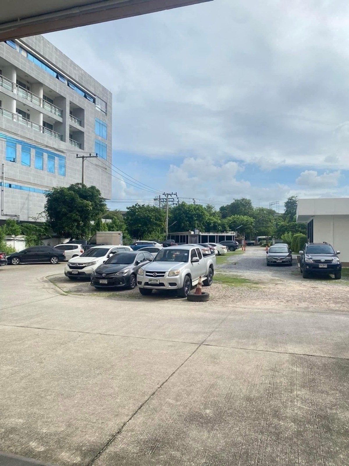 ให้เช่าปิ่นเกล้า จรัญสนิทวงศ์ : อพาร์ทเมนท์ให้เช่า ปิ่นเกล้า ริมถนนใหญ่ The CW place ที่จอดรถขนาดใหญ่