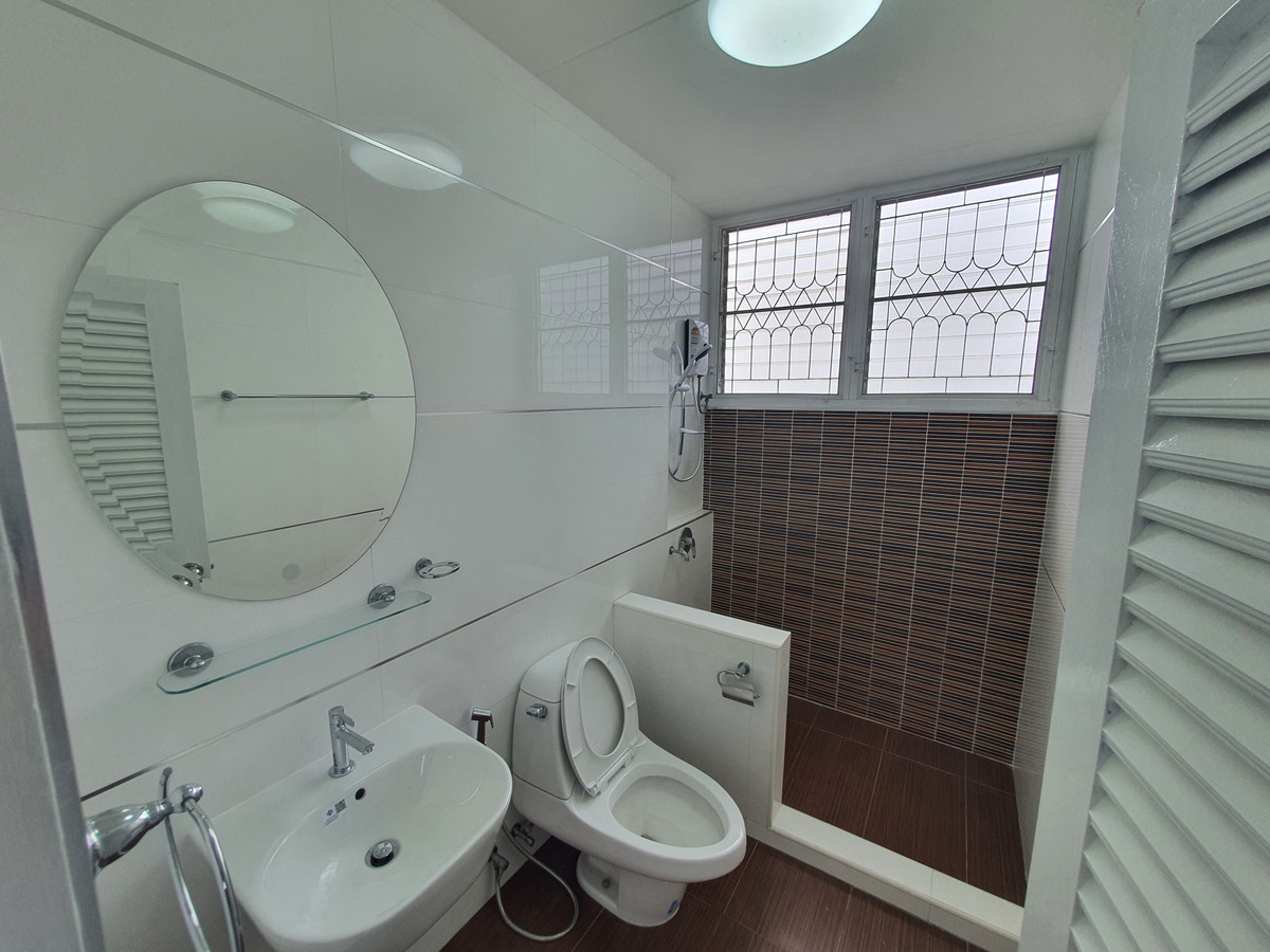 ขายทาวน์โฮมปิ่นเกล้า จรัญสนิทวงศ์ : ทาวน์เฮาส์ 3 ชั้น รีโนเวทใหม่ทั้งหลัง จรัญฯ 65 อยู่สบายเหมือนบ้านเดี่ยว จอดรถได้ 2 คัน ใกล้รถไฟฟ้าสิรินธร แค่ 800 ม. ของแบบนี้…หายากจริง