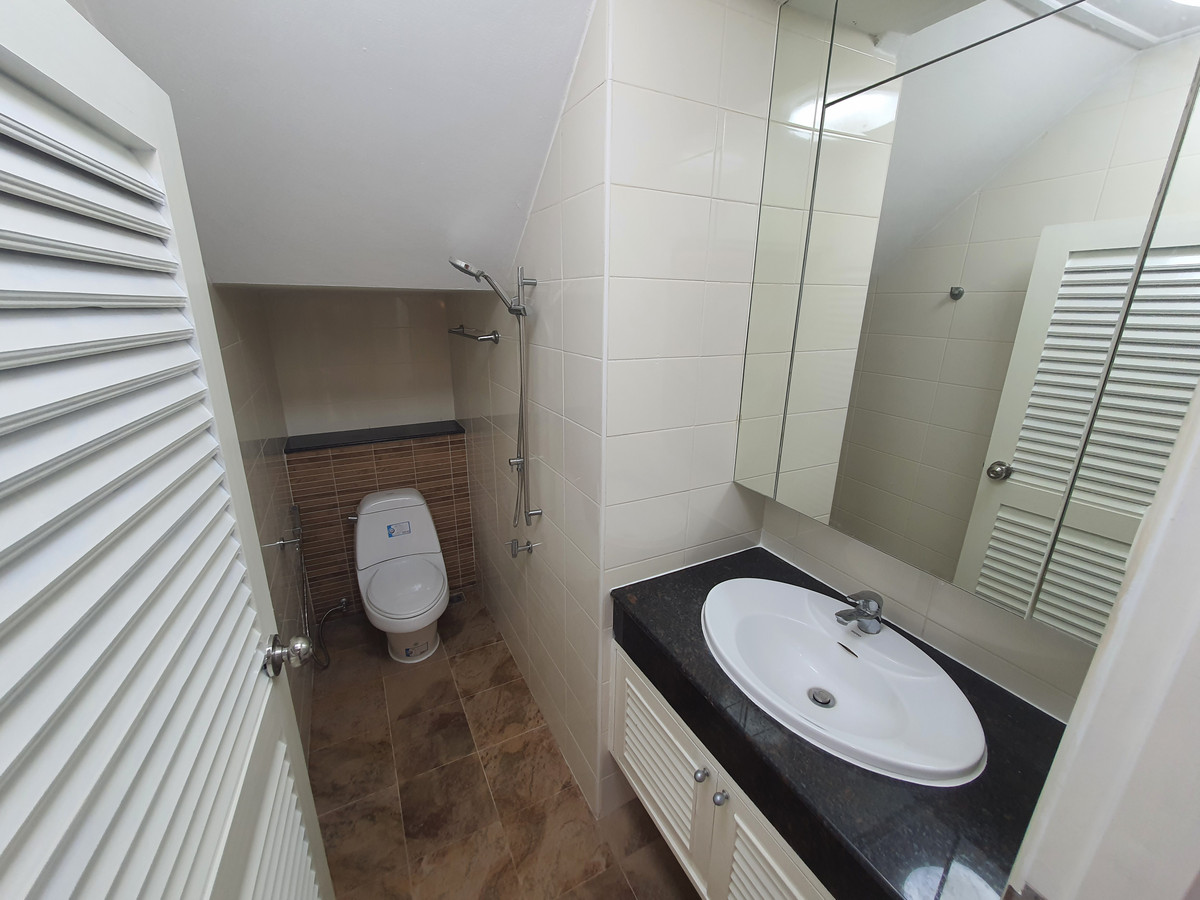 ขายทาวน์โฮมปิ่นเกล้า จรัญสนิทวงศ์ : ทาวน์เฮาส์ 3 ชั้น รีโนเวทใหม่ทั้งหลัง จรัญฯ 65 อยู่สบายเหมือนบ้านเดี่ยว จอดรถได้ 2 คัน ใกล้รถไฟฟ้าสิรินธร แค่ 800 ม. ของแบบนี้…หายากจริง