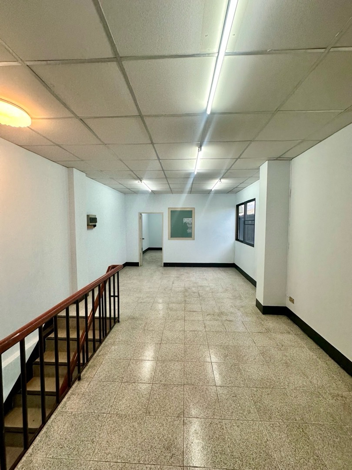 For RentShop HouseSamut Prakan,Samrong : 6-story commercial building with private parking for 5 cars!!