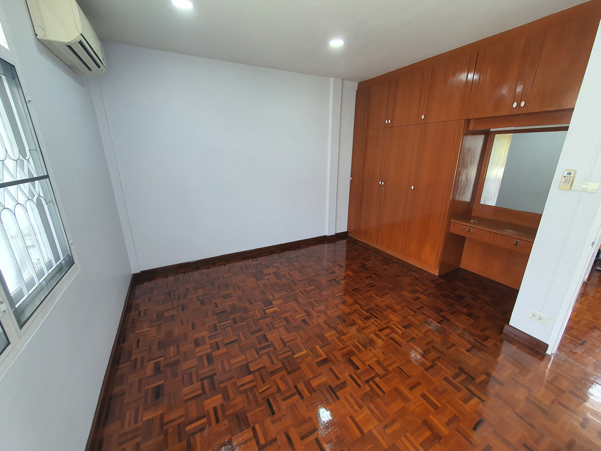 ขายทาวน์โฮมปิ่นเกล้า จรัญสนิทวงศ์ : ทาวน์เฮาส์ 3 ชั้น รีโนเวทใหม่ทั้งหลัง จรัญฯ 65 อยู่สบายเหมือนบ้านเดี่ยว จอดรถได้ 2 คัน ใกล้รถไฟฟ้าสิรินธร แค่ 800 ม. ของแบบนี้…หายากจริง