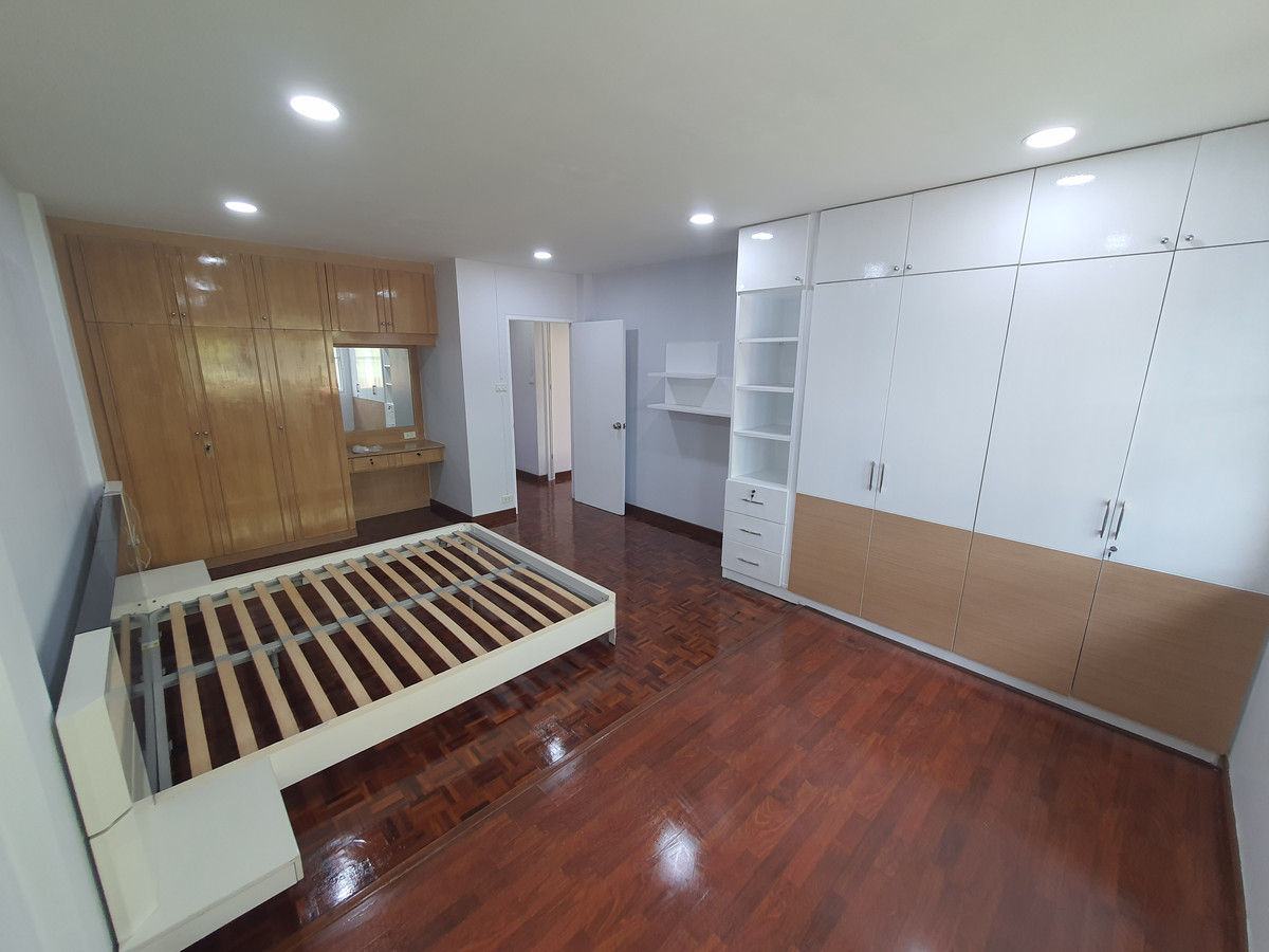 ขายทาวน์โฮมปิ่นเกล้า จรัญสนิทวงศ์ : ทาวน์เฮาส์ 3 ชั้น รีโนเวทใหม่ทั้งหลัง จรัญฯ 65 อยู่สบายเหมือนบ้านเดี่ยว จอดรถได้ 2 คัน ใกล้รถไฟฟ้าสิรินธร แค่ 800 ม. ของแบบนี้…หายากจริง