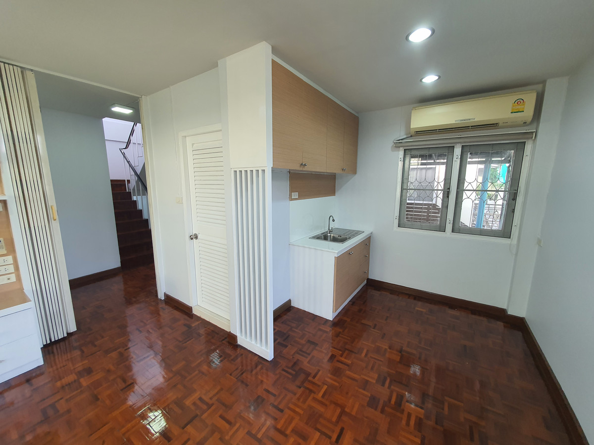 ขายทาวน์โฮมปิ่นเกล้า จรัญสนิทวงศ์ : ทาวน์เฮาส์ 3 ชั้น รีโนเวทใหม่ทั้งหลัง จรัญฯ 65 อยู่สบายเหมือนบ้านเดี่ยว จอดรถได้ 2 คัน ใกล้รถไฟฟ้าสิรินธร แค่ 800 ม. ของแบบนี้…หายากจริง