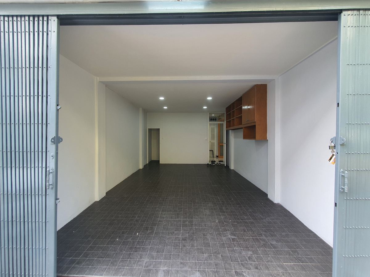 ขายทาวน์โฮมปิ่นเกล้า จรัญสนิทวงศ์ : ทาวน์เฮาส์ 3 ชั้น รีโนเวทใหม่ทั้งหลัง จรัญฯ 65 อยู่สบายเหมือนบ้านเดี่ยว จอดรถได้ 2 คัน ใกล้รถไฟฟ้าสิรินธร แค่ 800 ม. ของแบบนี้…หายากจริง