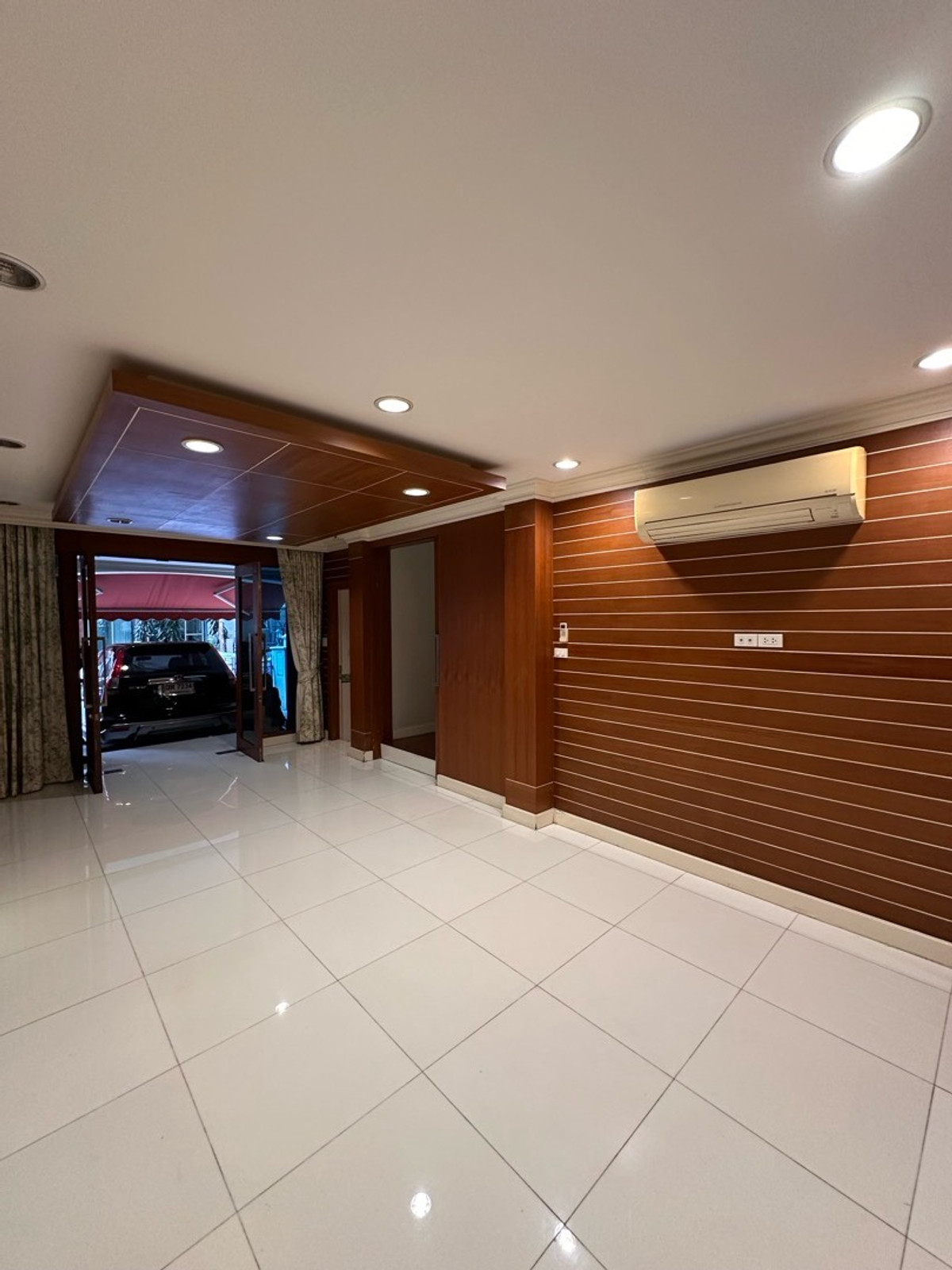 For SaleTownhomeSukhumvit, Asoke, Thonglor : Behind the corner, there is a small door to enter and exit. Add to the kitchen Adjacent to neighbors on one side