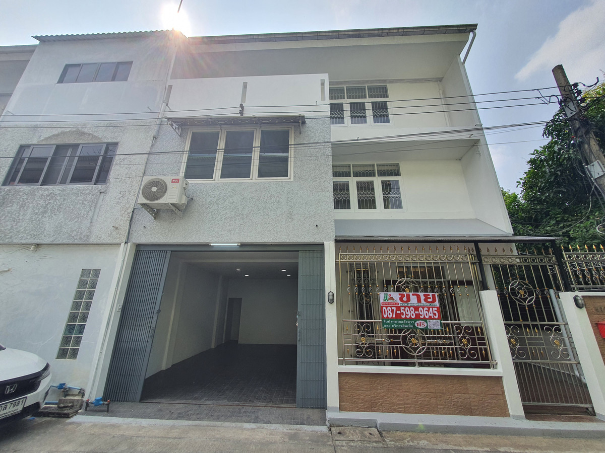 ขายทาวน์โฮมปิ่นเกล้า จรัญสนิทวงศ์ : ทาวน์เฮาส์ 3 ชั้น รีโนเวทใหม่ทั้งหลัง จรัญฯ 65 อยู่สบายเหมือนบ้านเดี่ยว จอดรถได้ 2 คัน ใกล้รถไฟฟ้าสิรินธร แค่ 800 ม. ของแบบนี้…หายากจริง