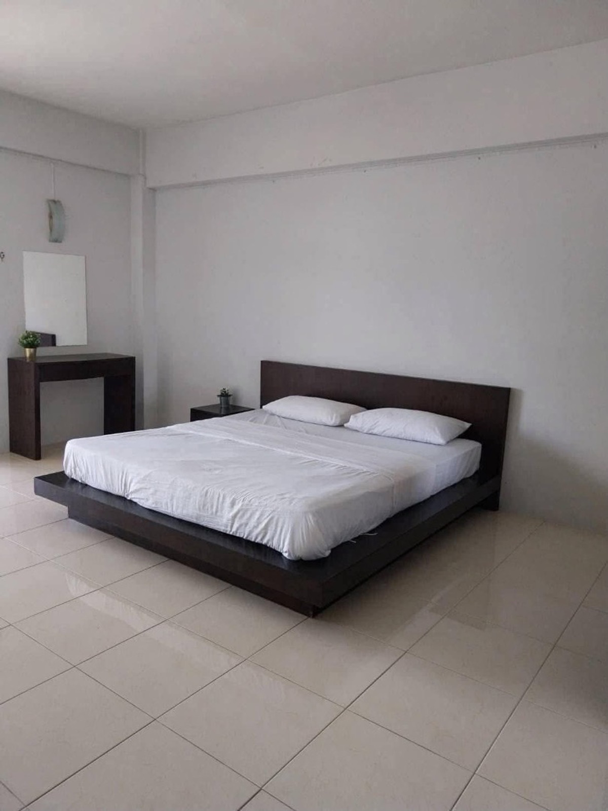 ให้เช่าปิ่นเกล้า จรัญสนิทวงศ์ : อพาร์ทเมนท์ให้เช่า ปิ่นเกล้า ริมถนนใหญ่ The CW place ที่จอดรถขนาดใหญ่