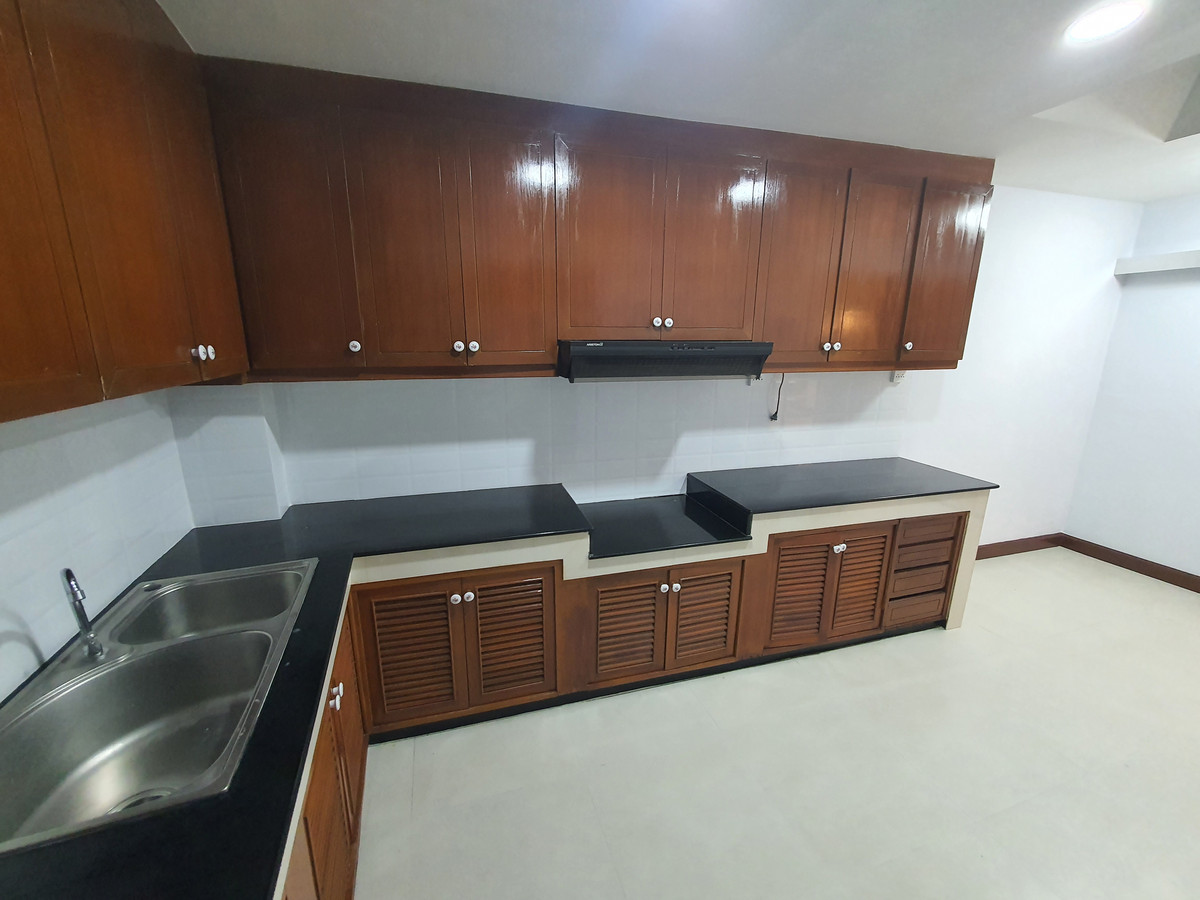 ขายทาวน์โฮมปิ่นเกล้า จรัญสนิทวงศ์ : ทาวน์เฮาส์ 3 ชั้น รีโนเวทใหม่ทั้งหลัง จรัญฯ 65 อยู่สบายเหมือนบ้านเดี่ยว จอดรถได้ 2 คัน ใกล้รถไฟฟ้าสิรินธร แค่ 800 ม. ของแบบนี้…หายากจริง