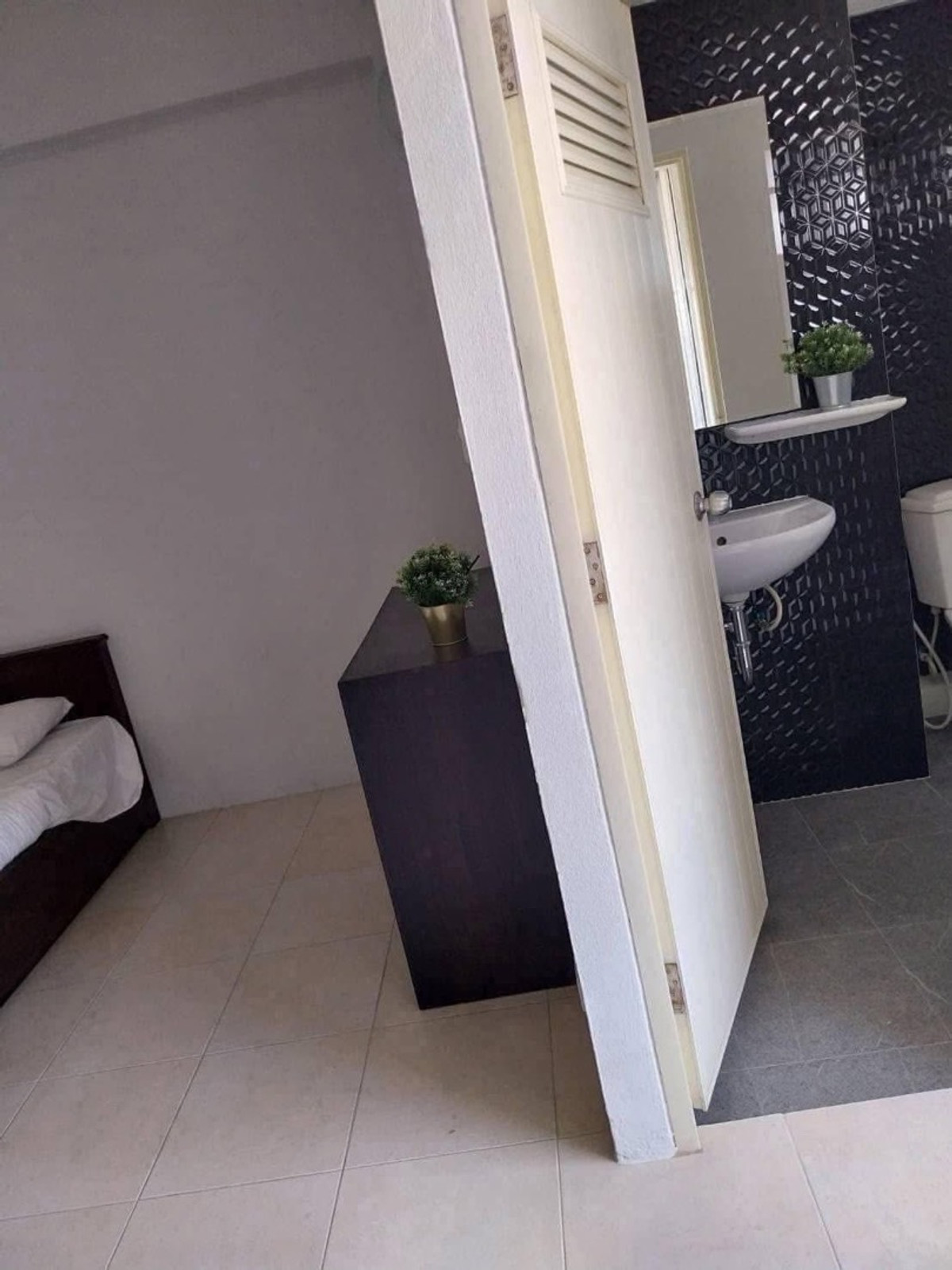 ให้เช่าปิ่นเกล้า จรัญสนิทวงศ์ : อพาร์ทเมนท์ให้เช่า ปิ่นเกล้า ริมถนนใหญ่ The CW place ที่จอดรถขนาดใหญ่