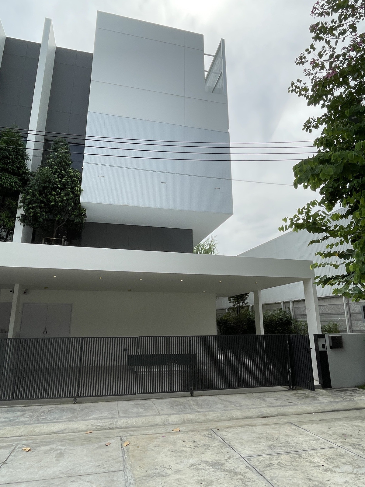 For RentHome OfficeVipawadee, Don Mueang, Lak Si : RH012826 Home office for rent, 3.5 floors, corner unit at ARKIN VIBHAVADI, next to Vibhavadi 84 Road.