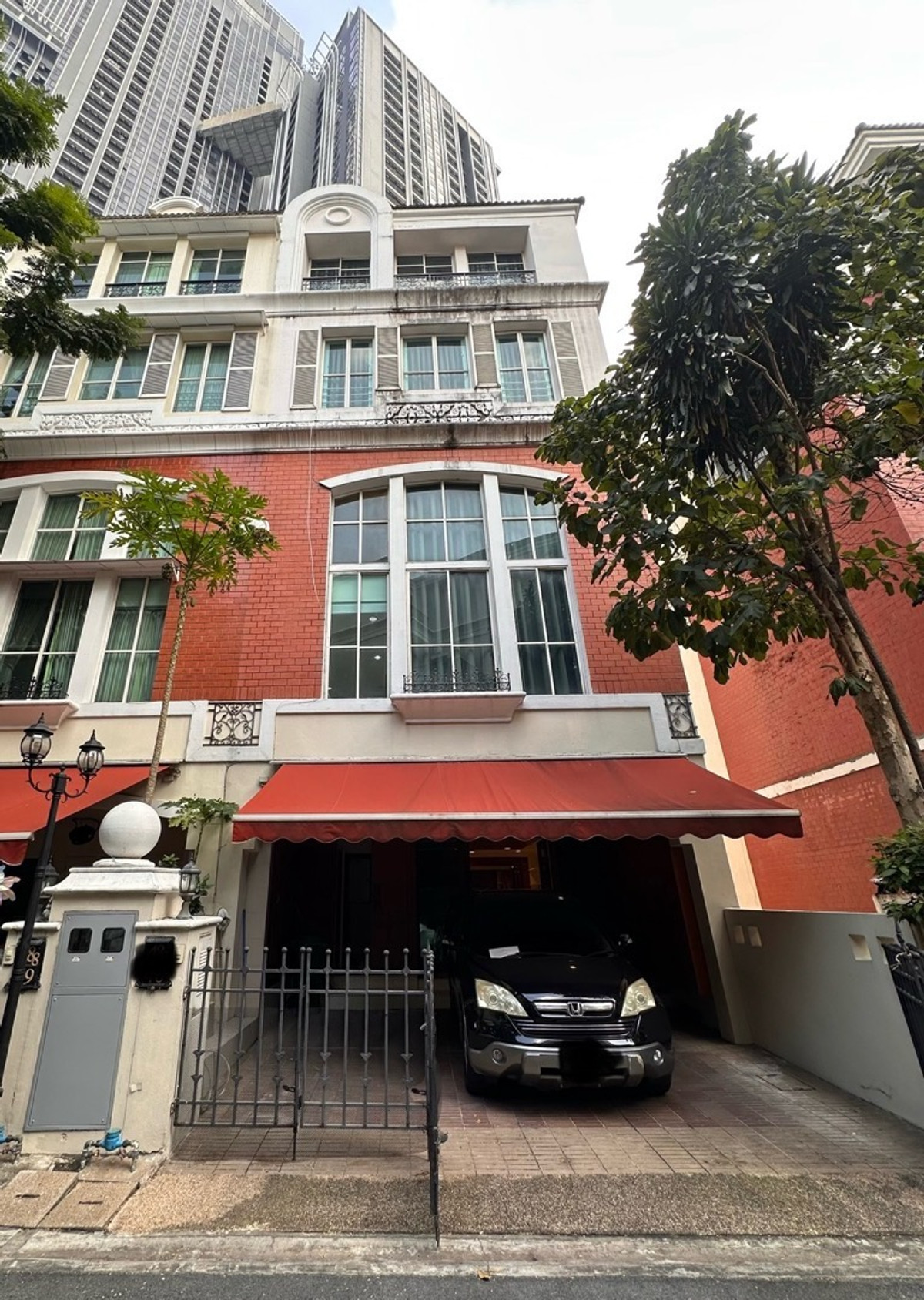 For SaleTownhomeSukhumvit, Asoke, Thonglor : Behind the corner, there is a small door to enter and exit. Add to the kitchen Adjacent to neighbors on one side