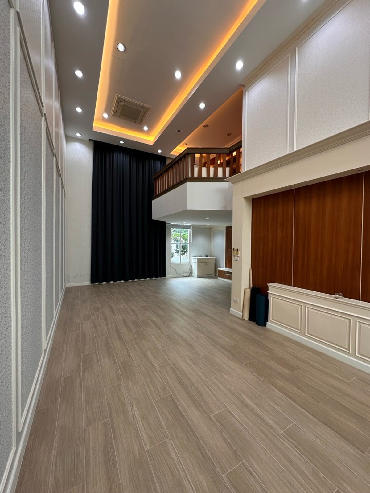 For SaleTownhomeSukhumvit, Asoke, Thonglor : Behind the corner, there is a small door to enter and exit. Add to the kitchen Adjacent to neighbors on one side